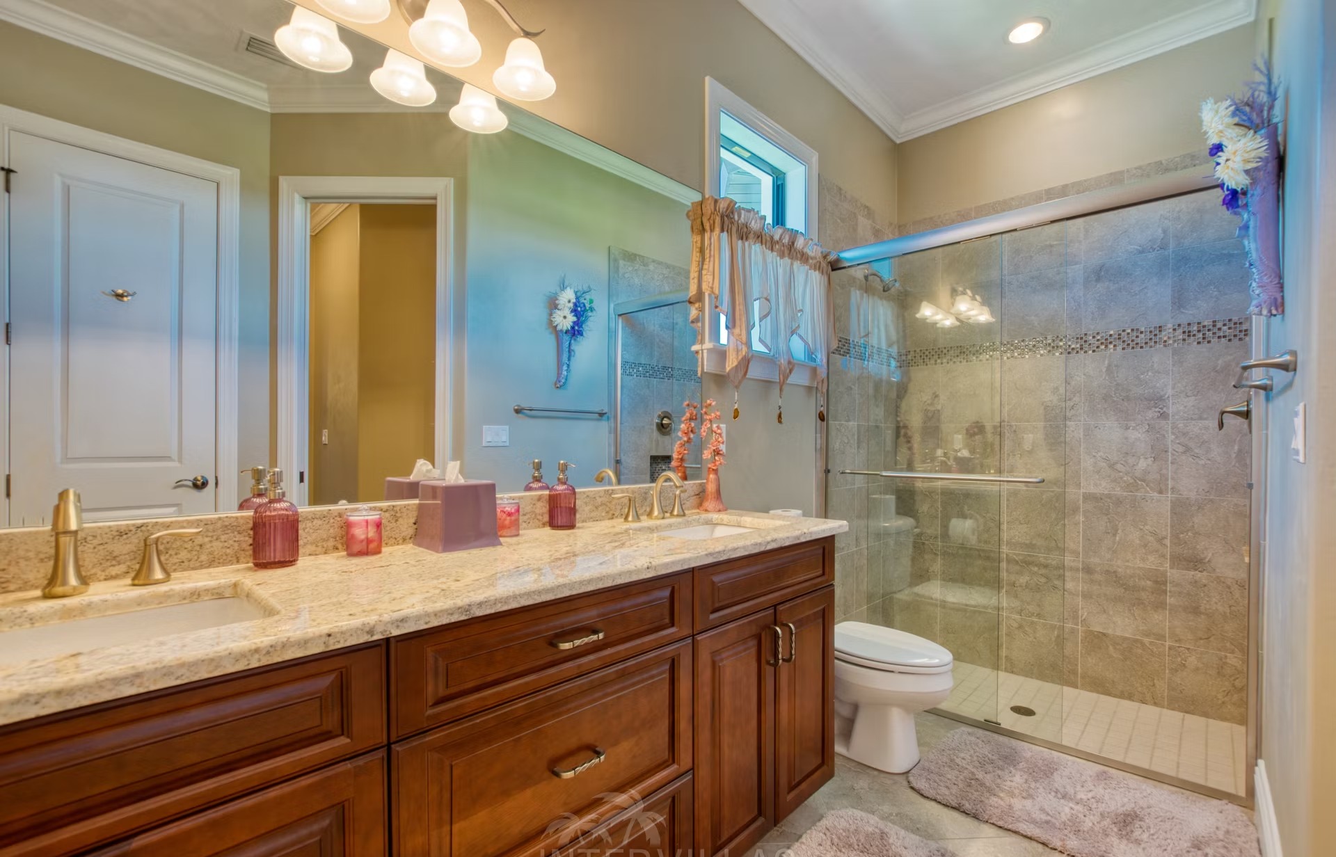 Infinity-Salzwasserpool mit Spa und Blick auf den Kanal.