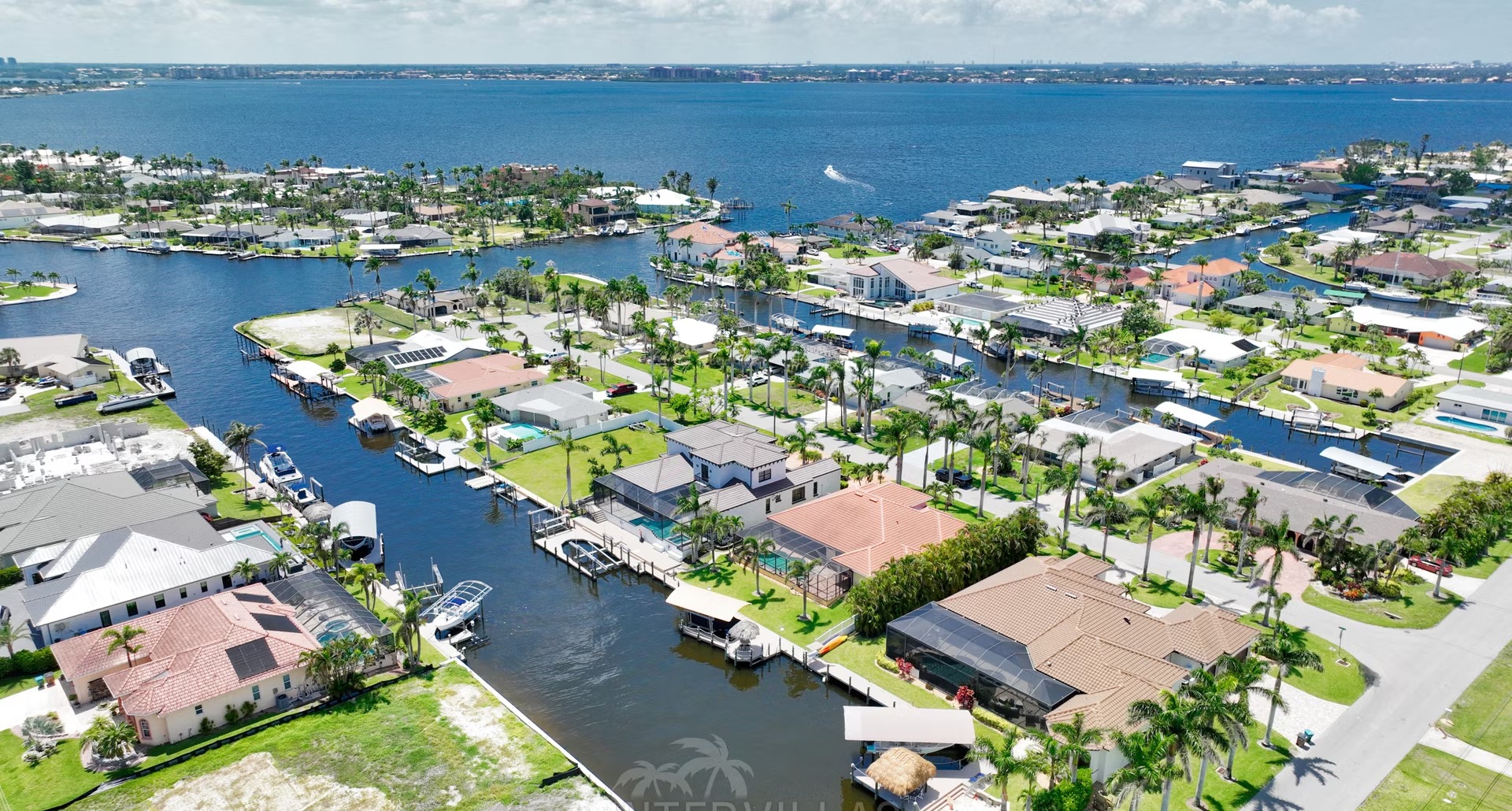 Infinity-Salzwasserpool mit Spa und Wasserblick am Kanal.
