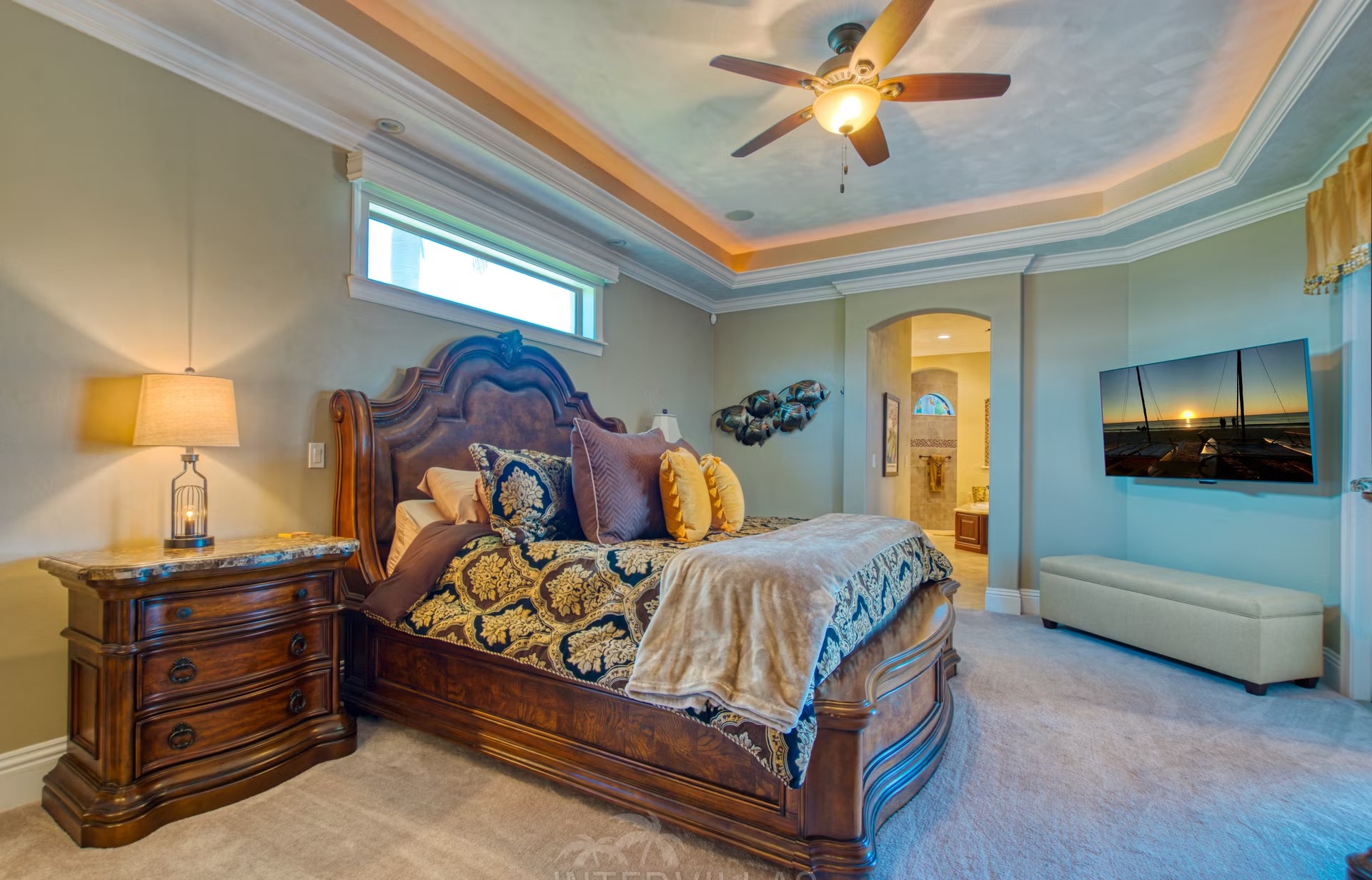 Infinity-Salzwasserpool mit Spa und Blick auf den Kanal.