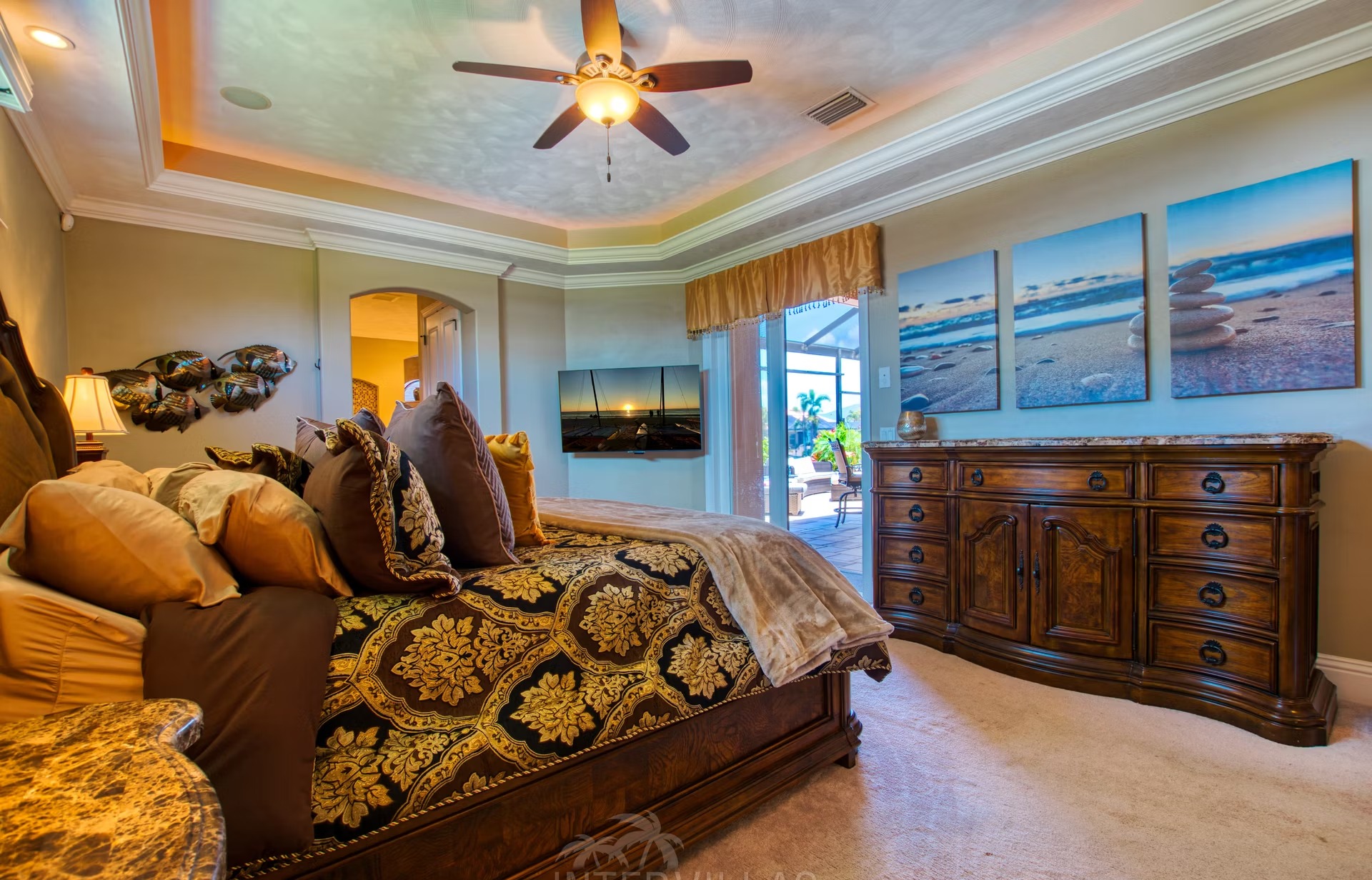 Infinity-Salzwasserpool mit Spa und Blick auf den Kanal.