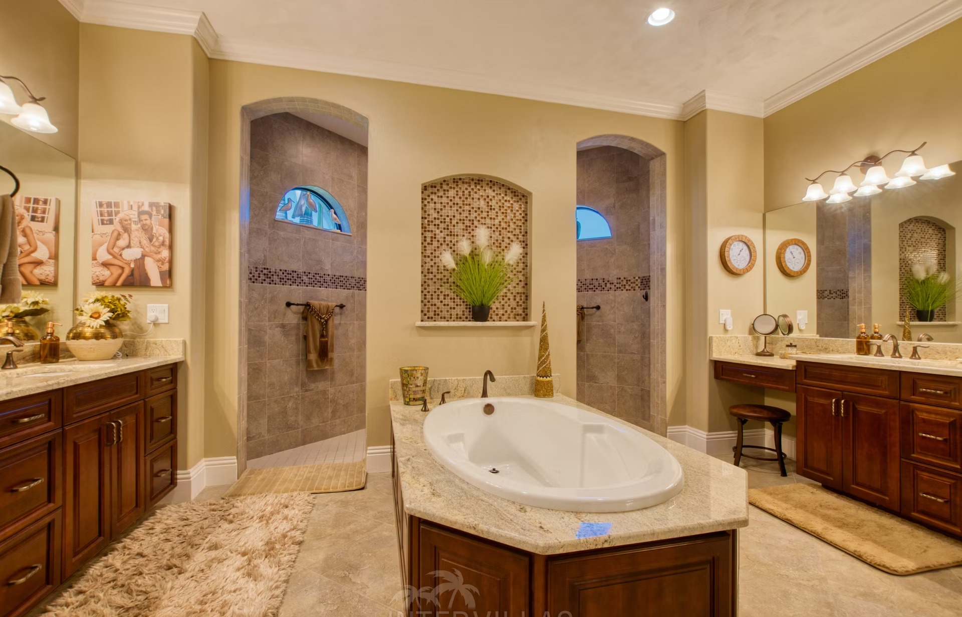 Infinity-Salzwasserpool mit Spa und Blick auf den Kanal.