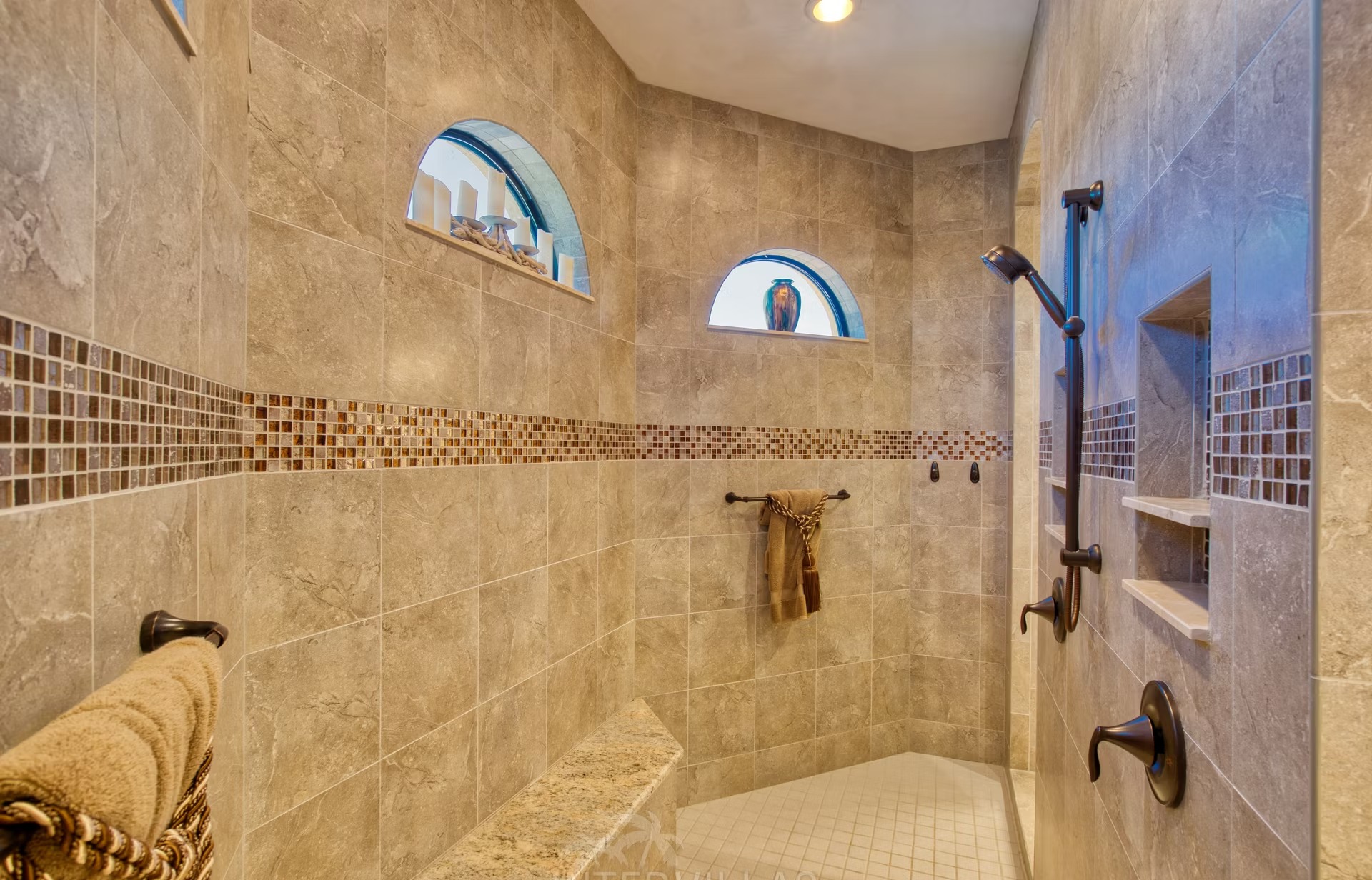 Infinity-Salzwasserpool mit Spa und Blick auf den Kanal.