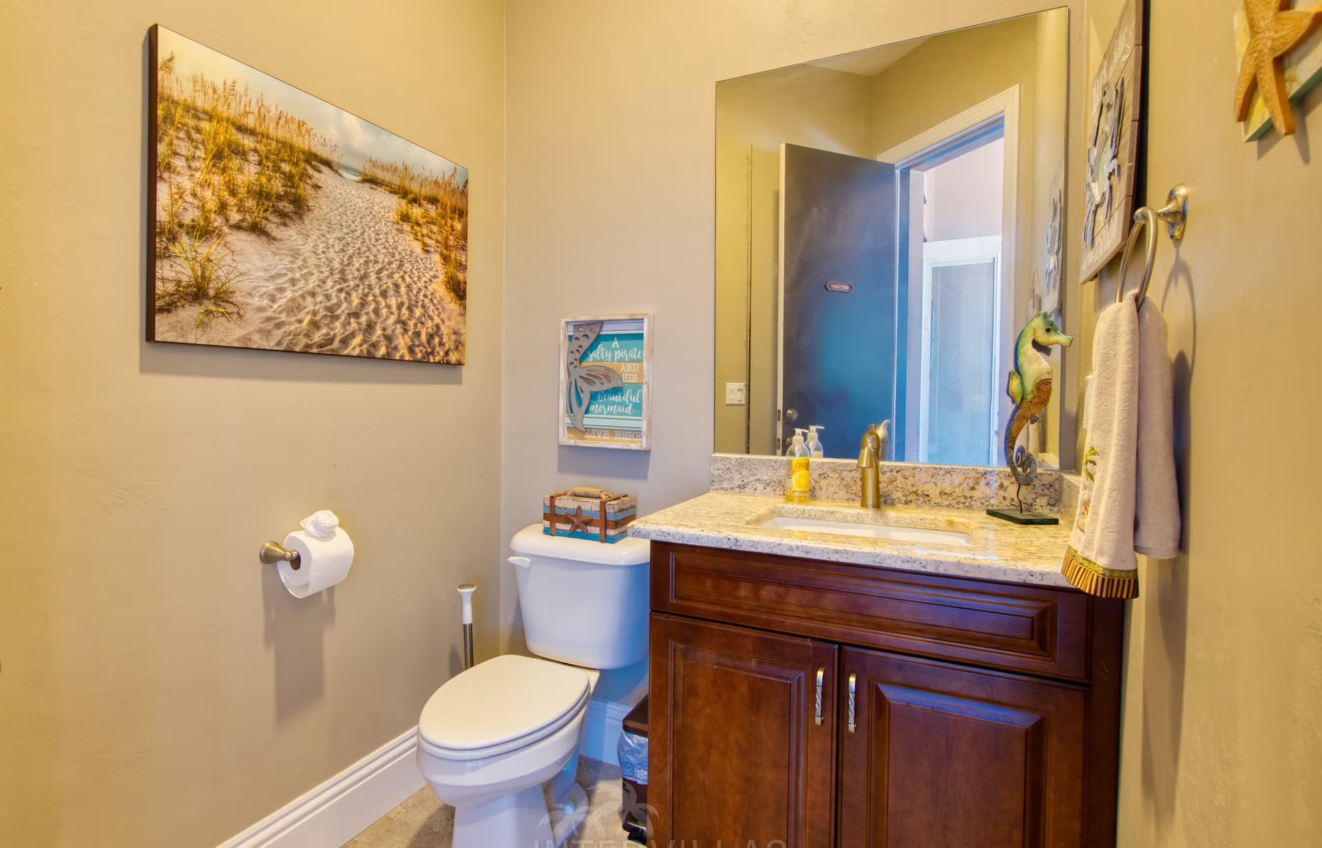 Infinity-Salzwasserpool mit Spa und Blick auf den Kanal.