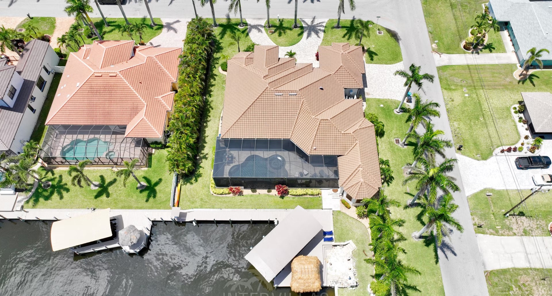 Infinity-Salzwasserpool mit Spa und Blick auf den Kanal.
