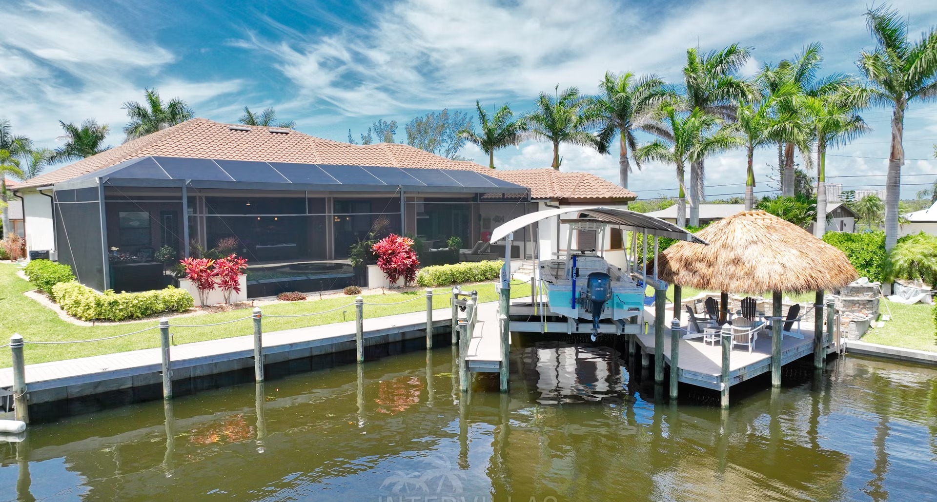Infinity-Salzwasserpool mit Spa und Blick auf den Kanal