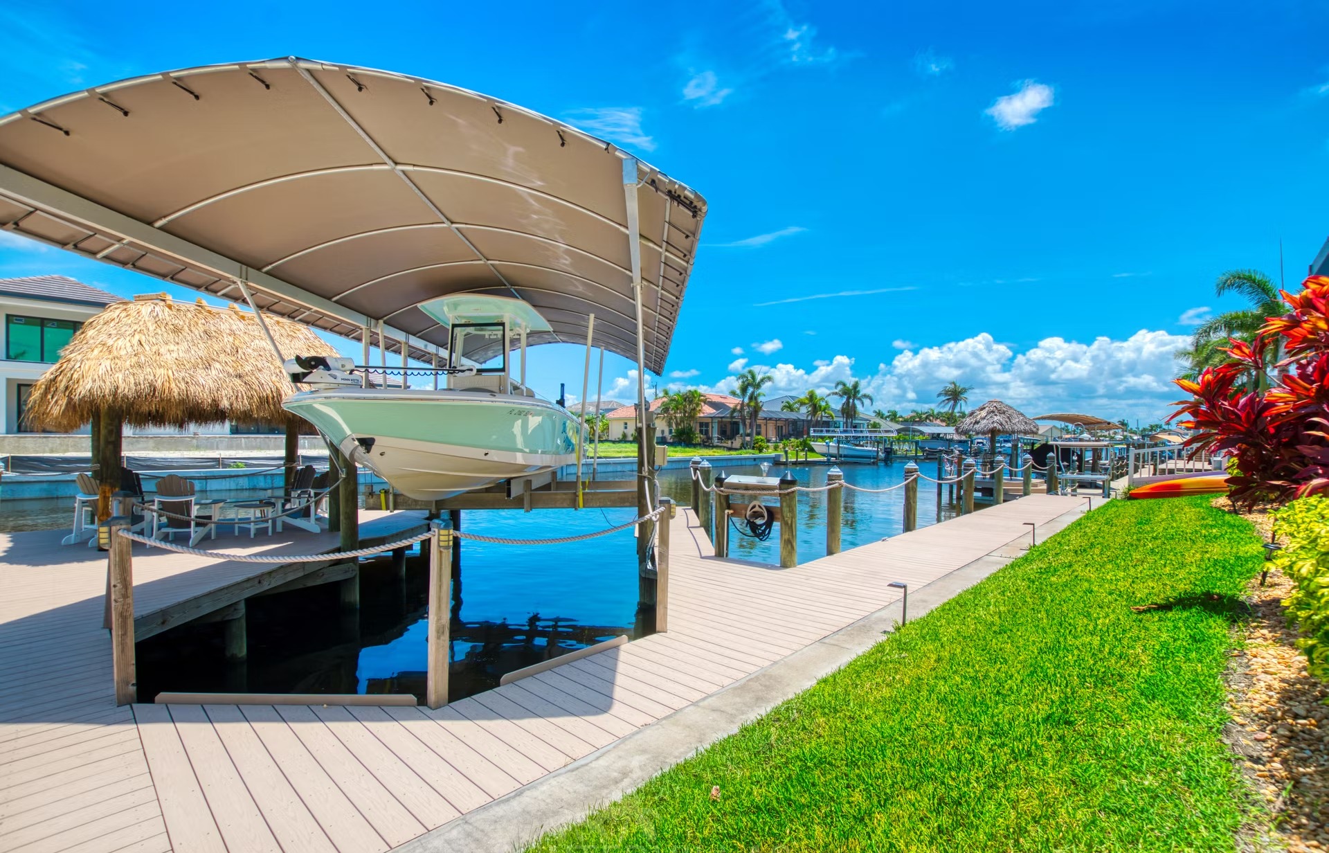 Infinity-Salzwasserpool mit Spa und Blick auf den Kanal.