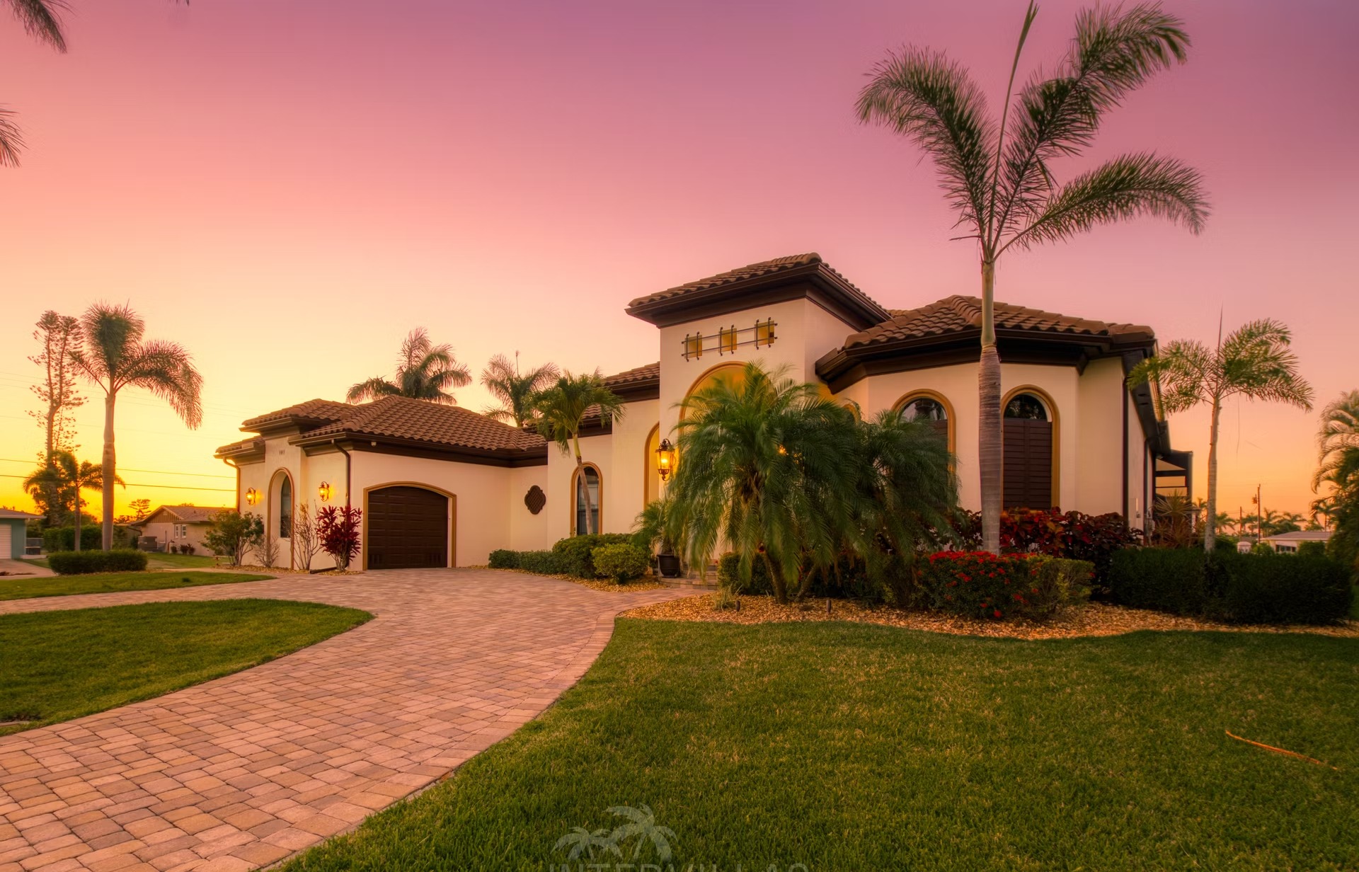 Infinity-Salzwasserpool mit Spa und Blick auf den Kanal.