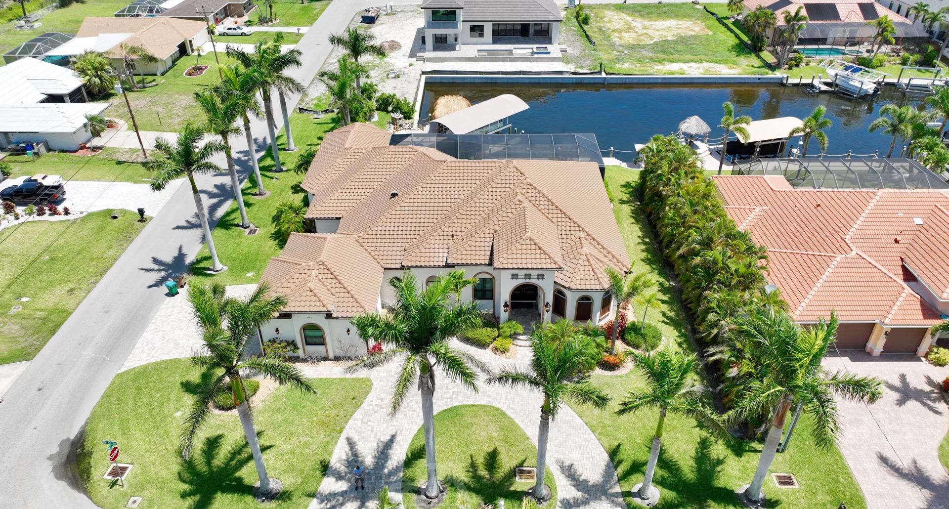 Infinity-Salzwasserpool mit Spa und Blick auf den Kanal am Waterfront-Grundstück in Cape Coral.