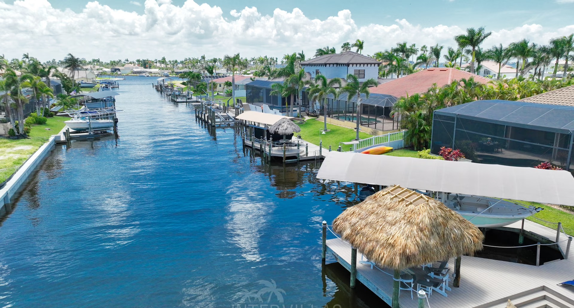 Infinity-Salzwasserpool mit Spa und Blick auf den Kanal.