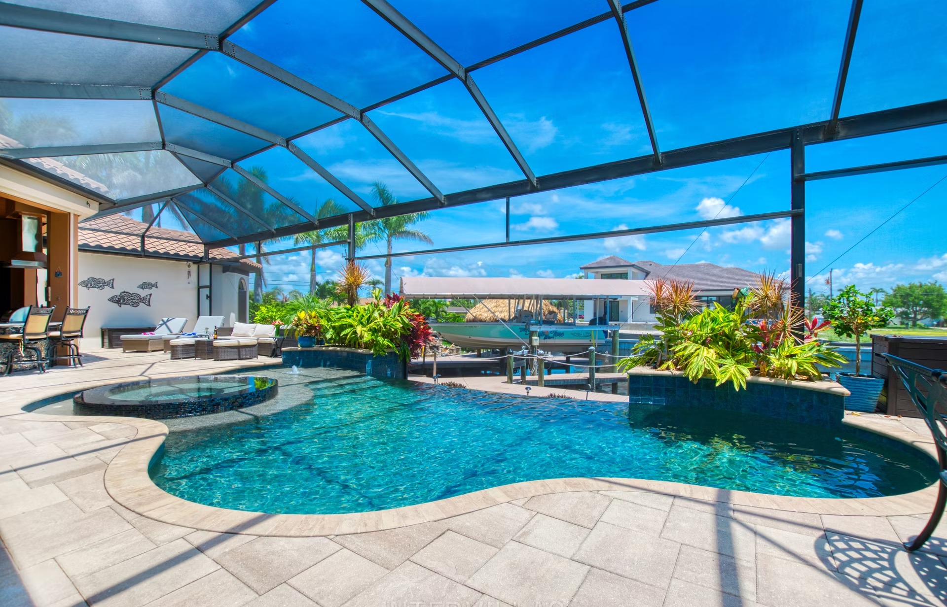 Infinity-Salzwasserpool mit Spa und Wasserblick am Kanal.