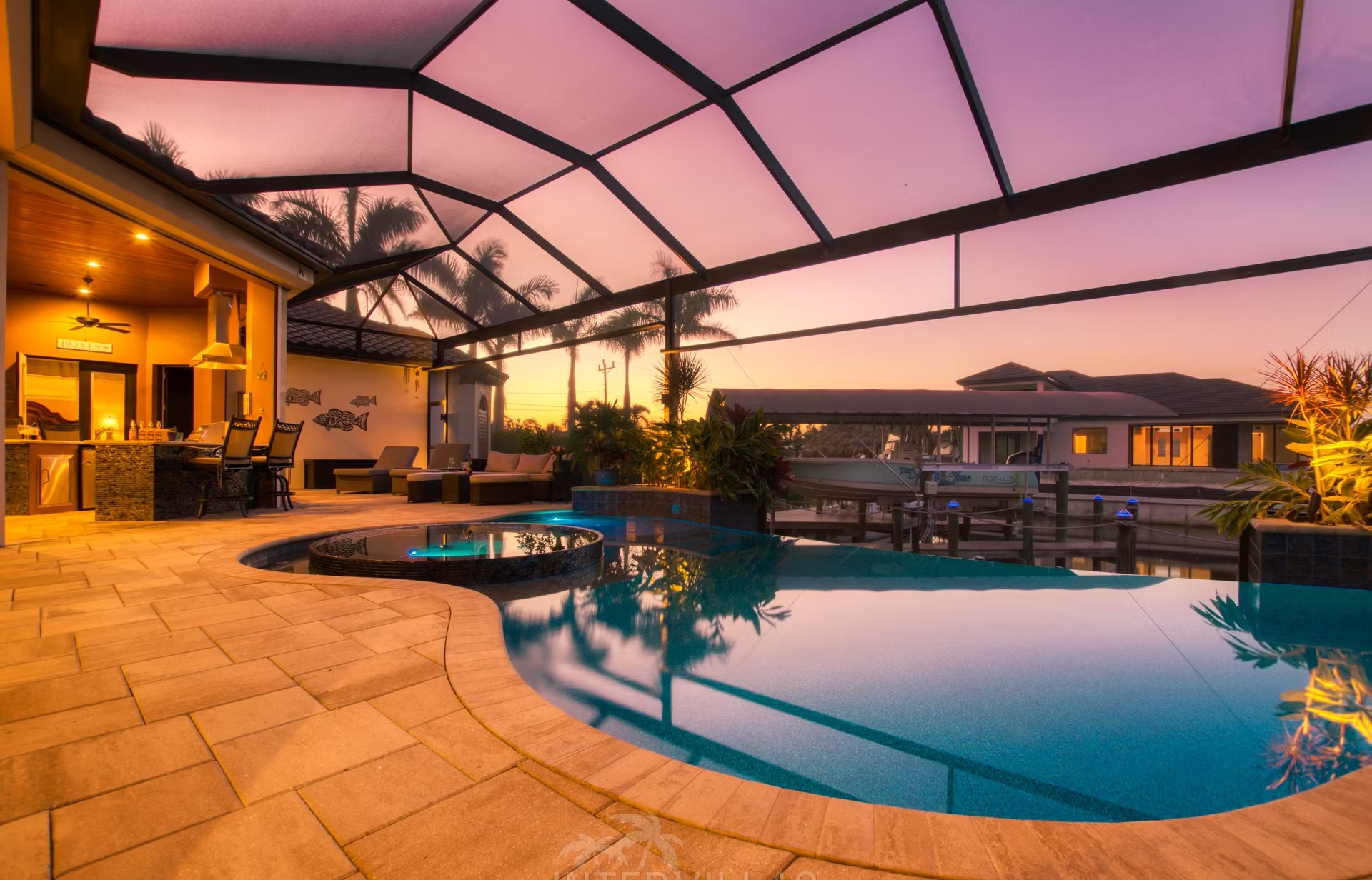 Infinity-Salzwasserpool mit Spa und Wasserblick am Kanal.