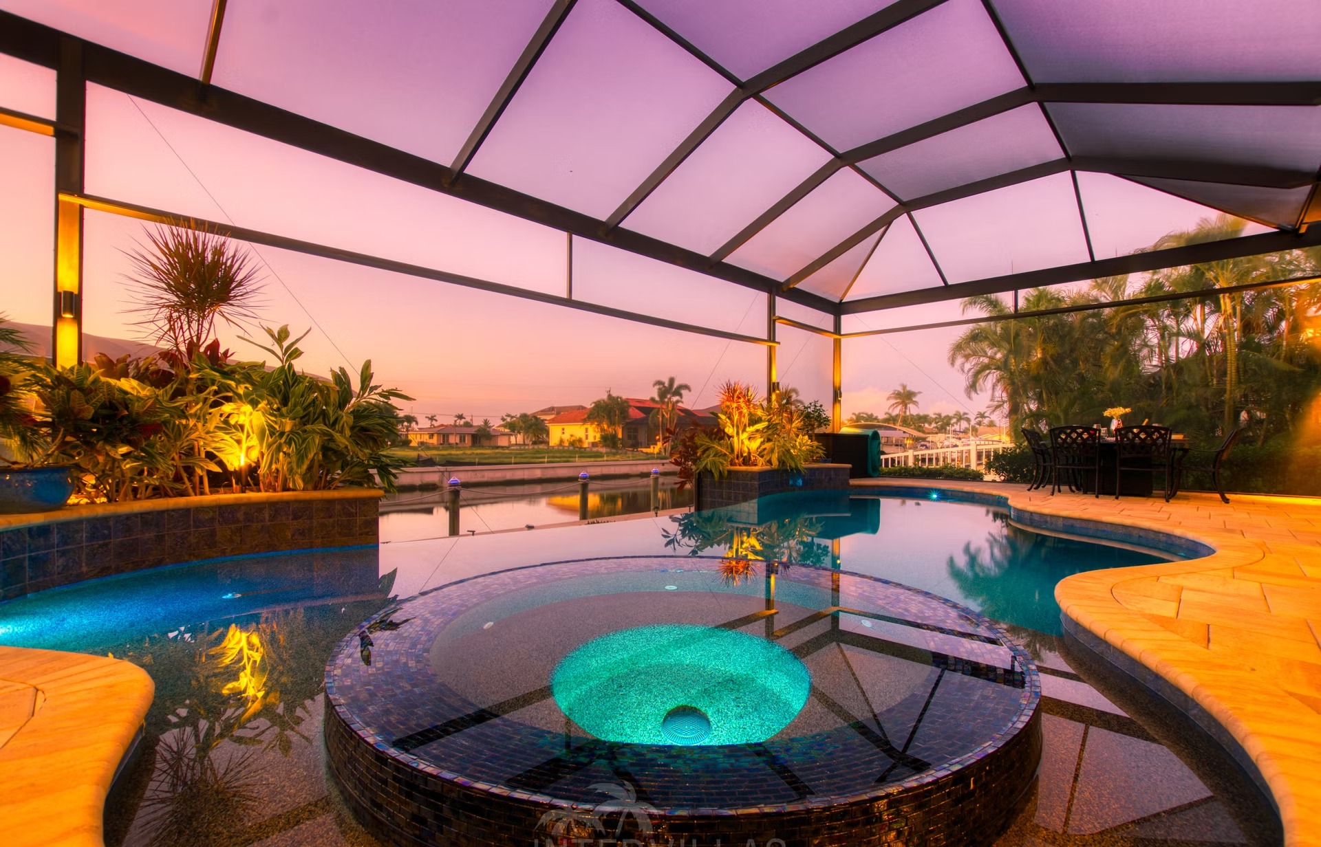 Infinity-Salzwasserpool mit Spa und Blick auf den Kanal.