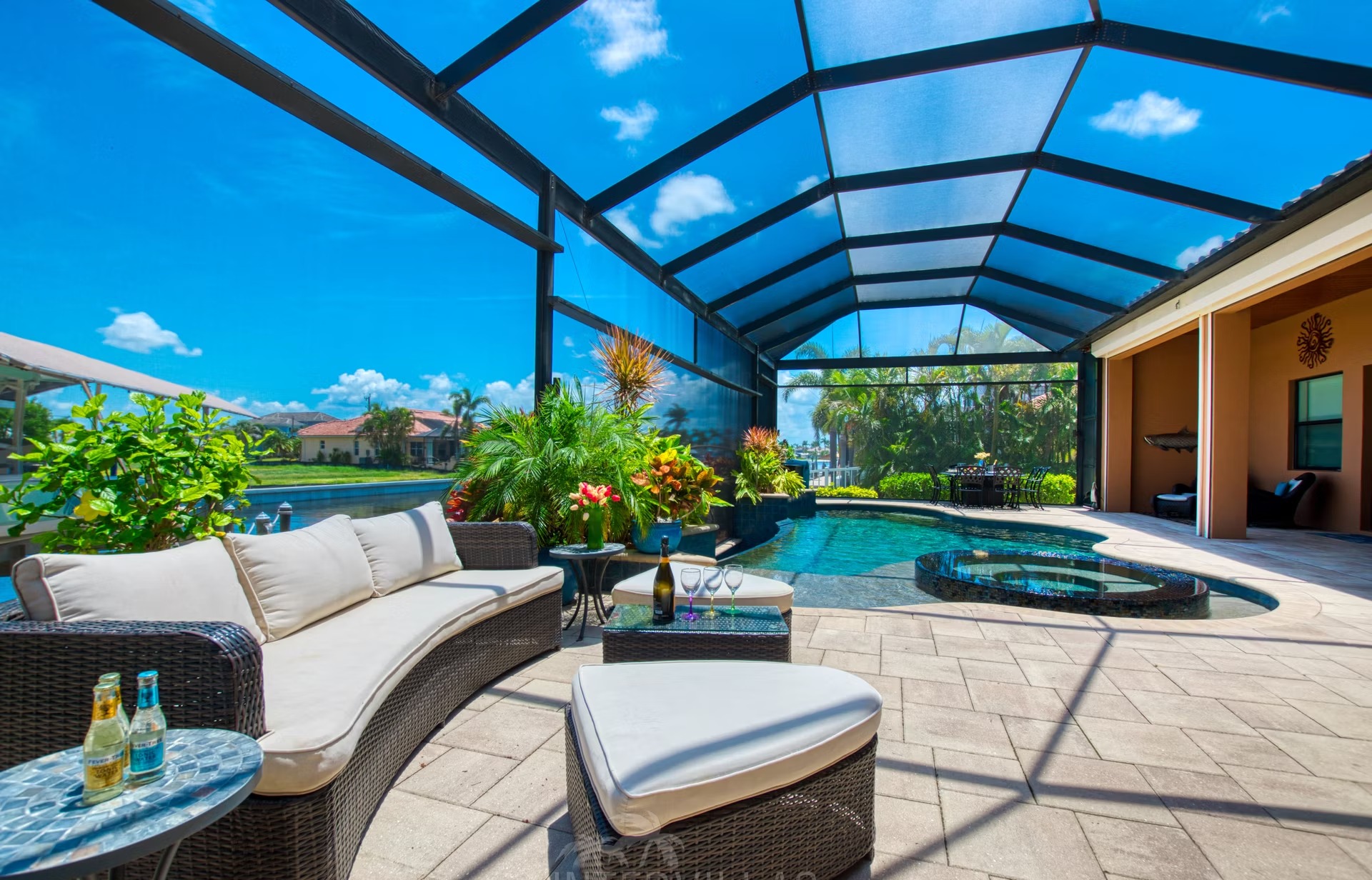 Infinity-Salzwasserpool mit Spa und Blick auf den Kanal.