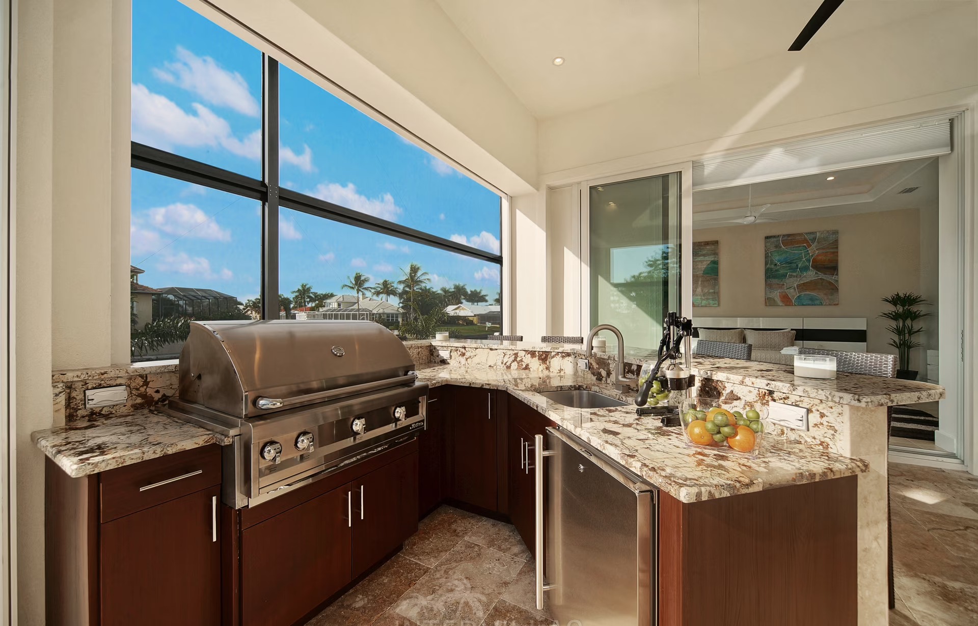 Bootsdock mit Tiki-Hut am Kanal.