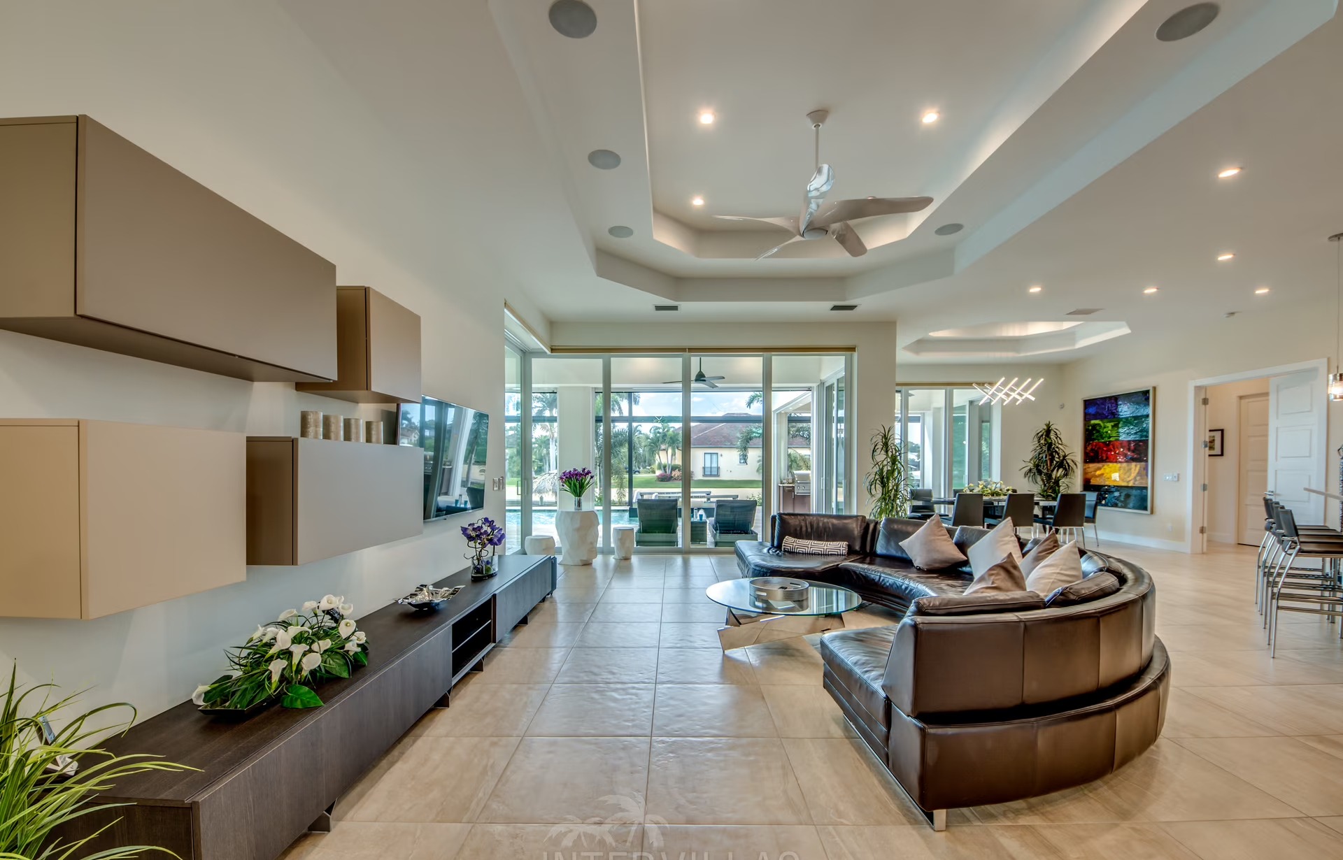 Bootsdock am Kanal mit Tiki-Hut und Sitzbereich.