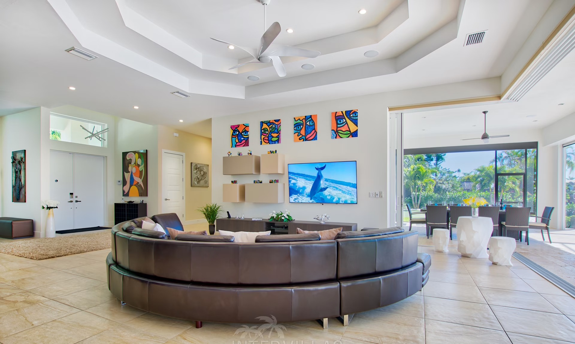 Bootsdock am Kanal mit Tiki-Hut und Sitzbereich.