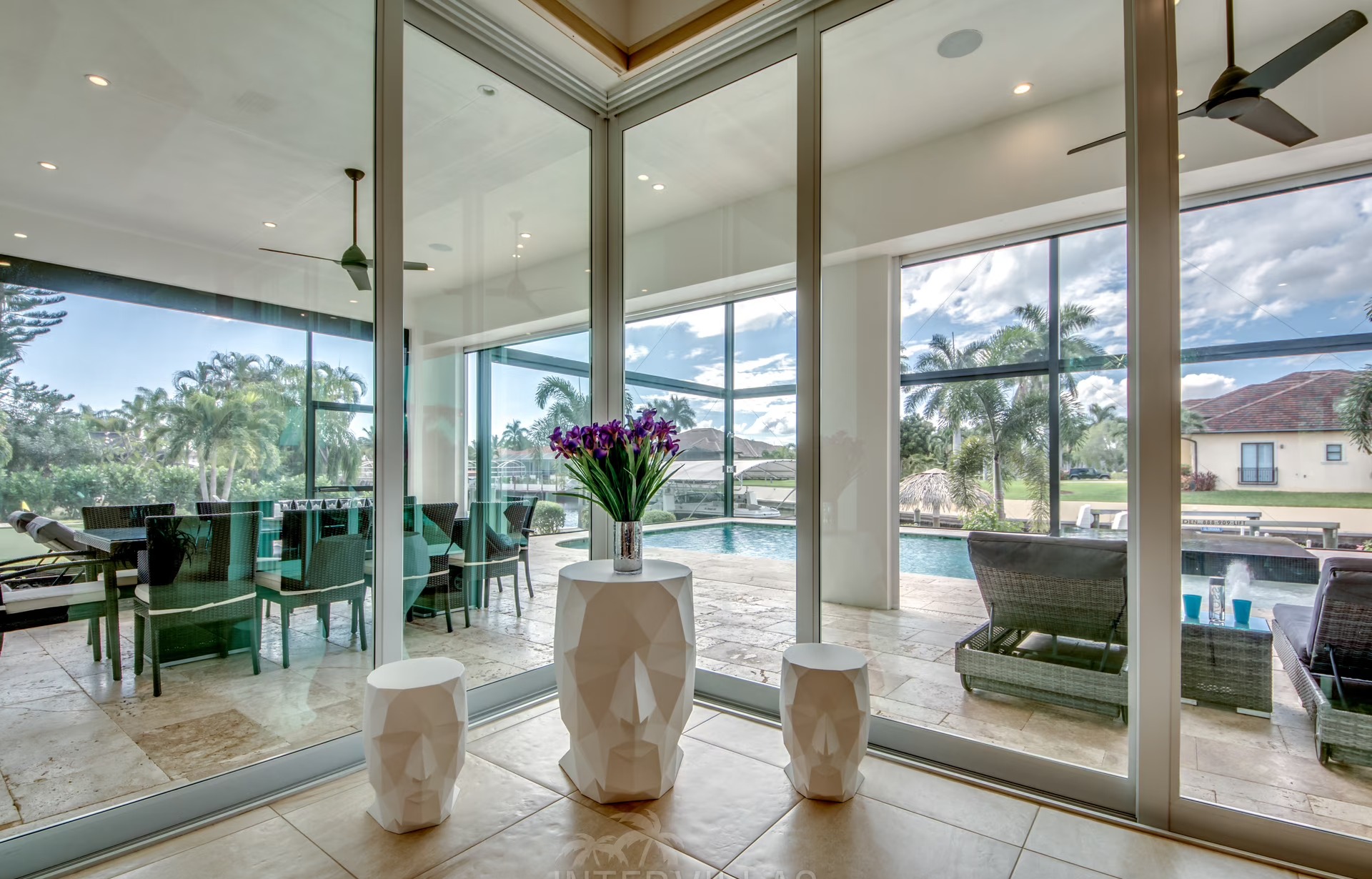 Tiki-Hut am Bootsdock direkt am Kanal.