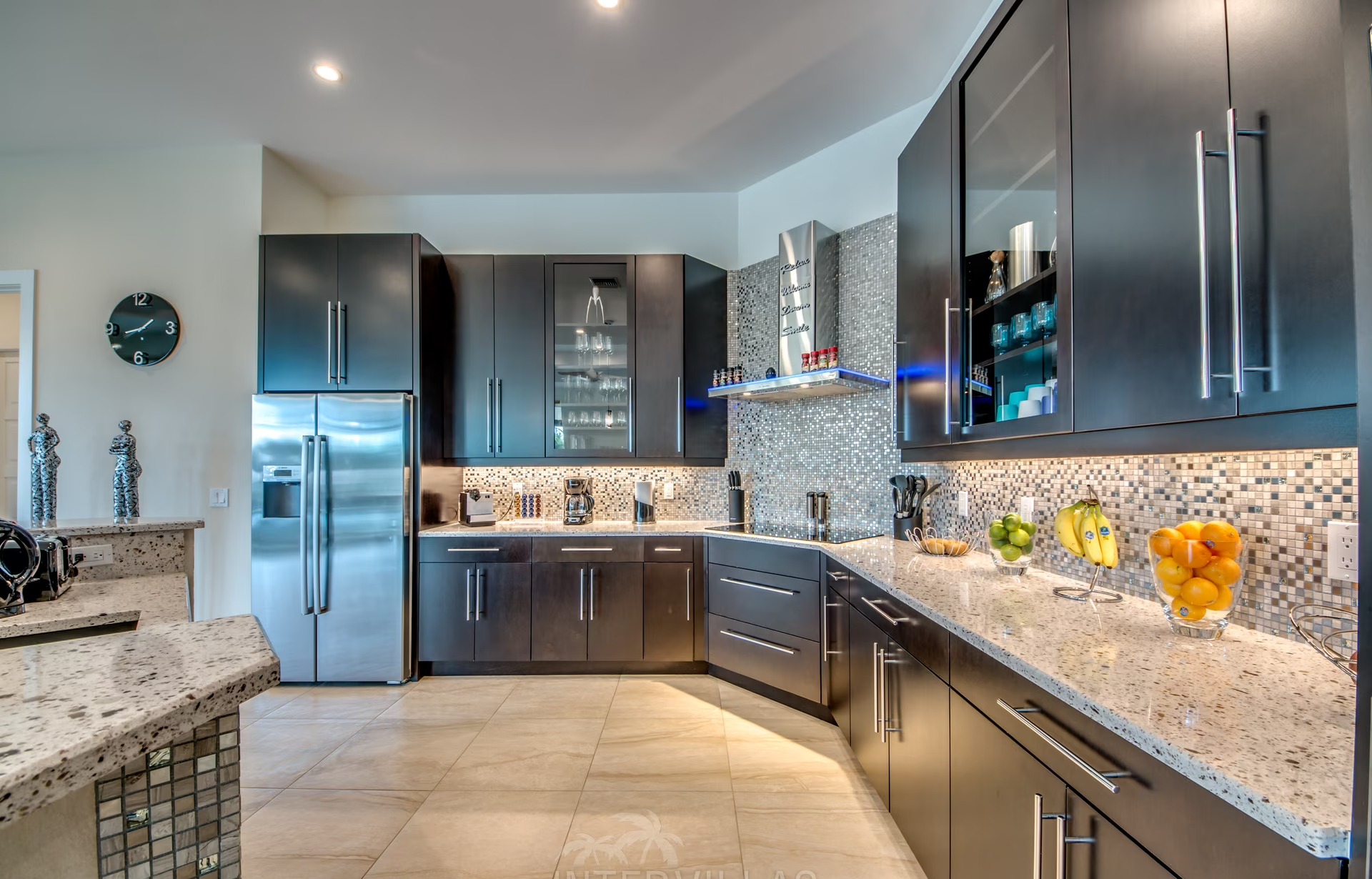 Bootsdock am Kanal mit Tiki-Hut und Sitzbereich.