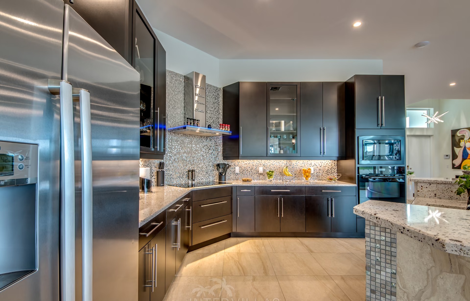 Tiki-Hut am Bootsdock mit Blick auf den Kanal bei Sonnenuntergang.