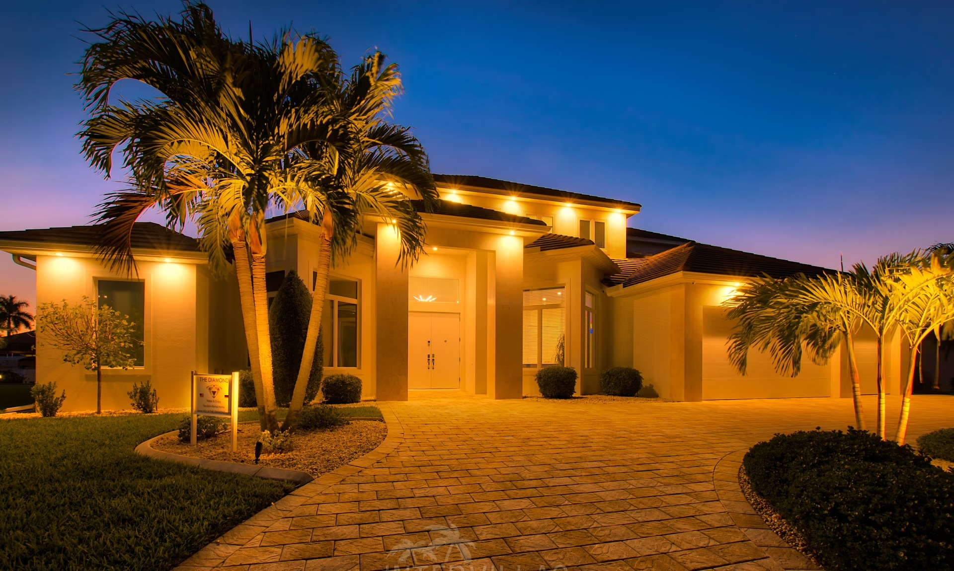 Außenbereich mit Salzwasser-Pool, Whirlpool und Blick auf den Kanal mit Bootsdock.
