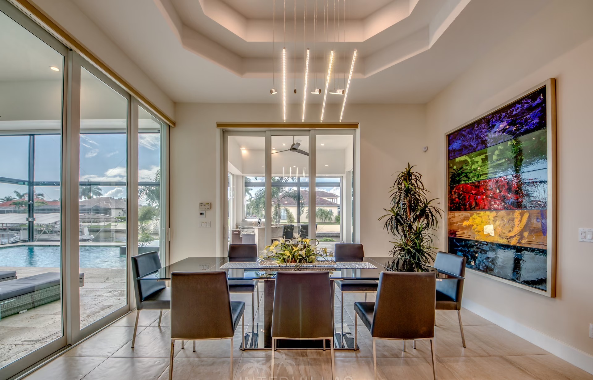 Tiki-Hut und Bootsdock am Kanal mit Blick aufs Wasser.