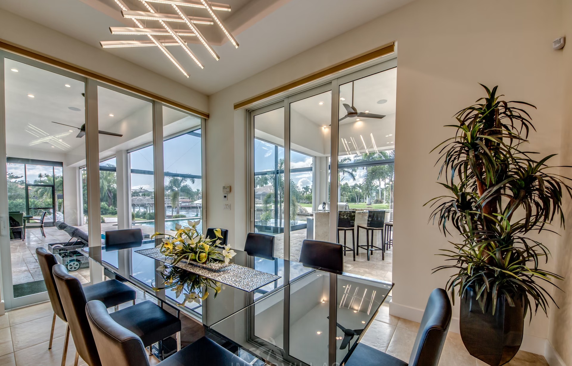 Bootsdock mit Tiki-Hut am Wasserzugang.