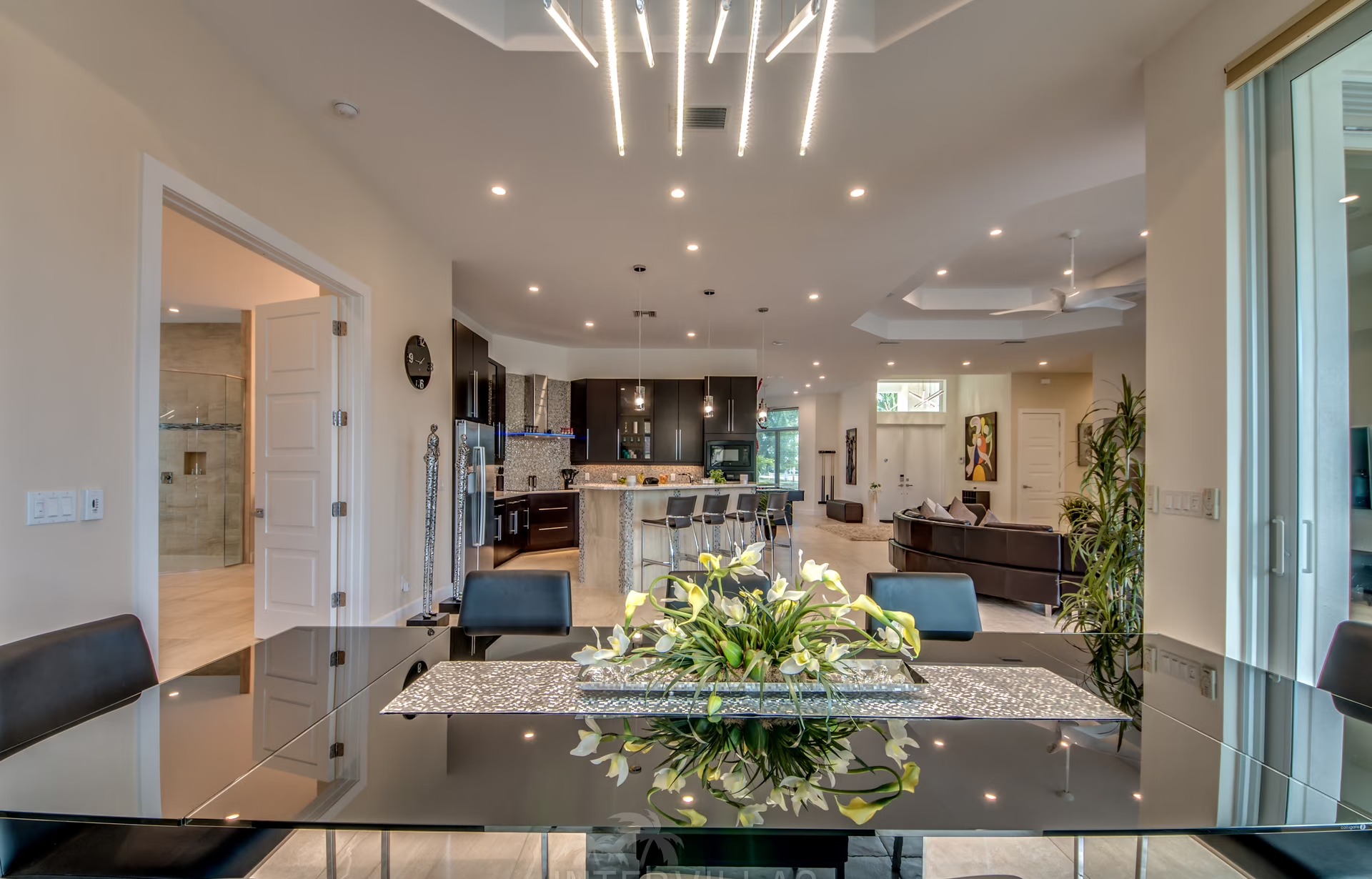 Waterfront-Dock mit Tiki-Hut am Kanal.