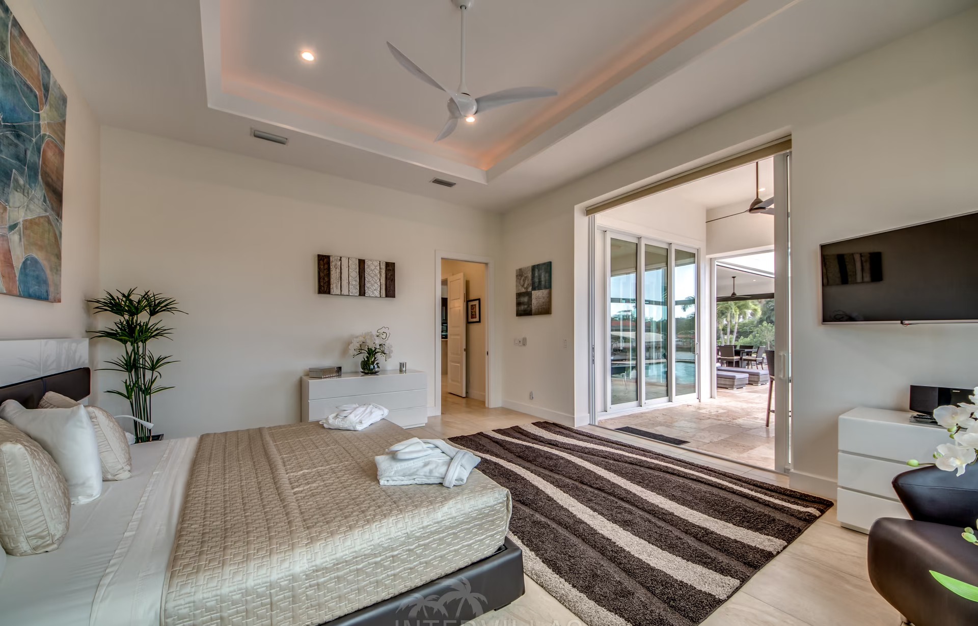 Waterfront-Dock mit Tiki-Hut am Kanal.