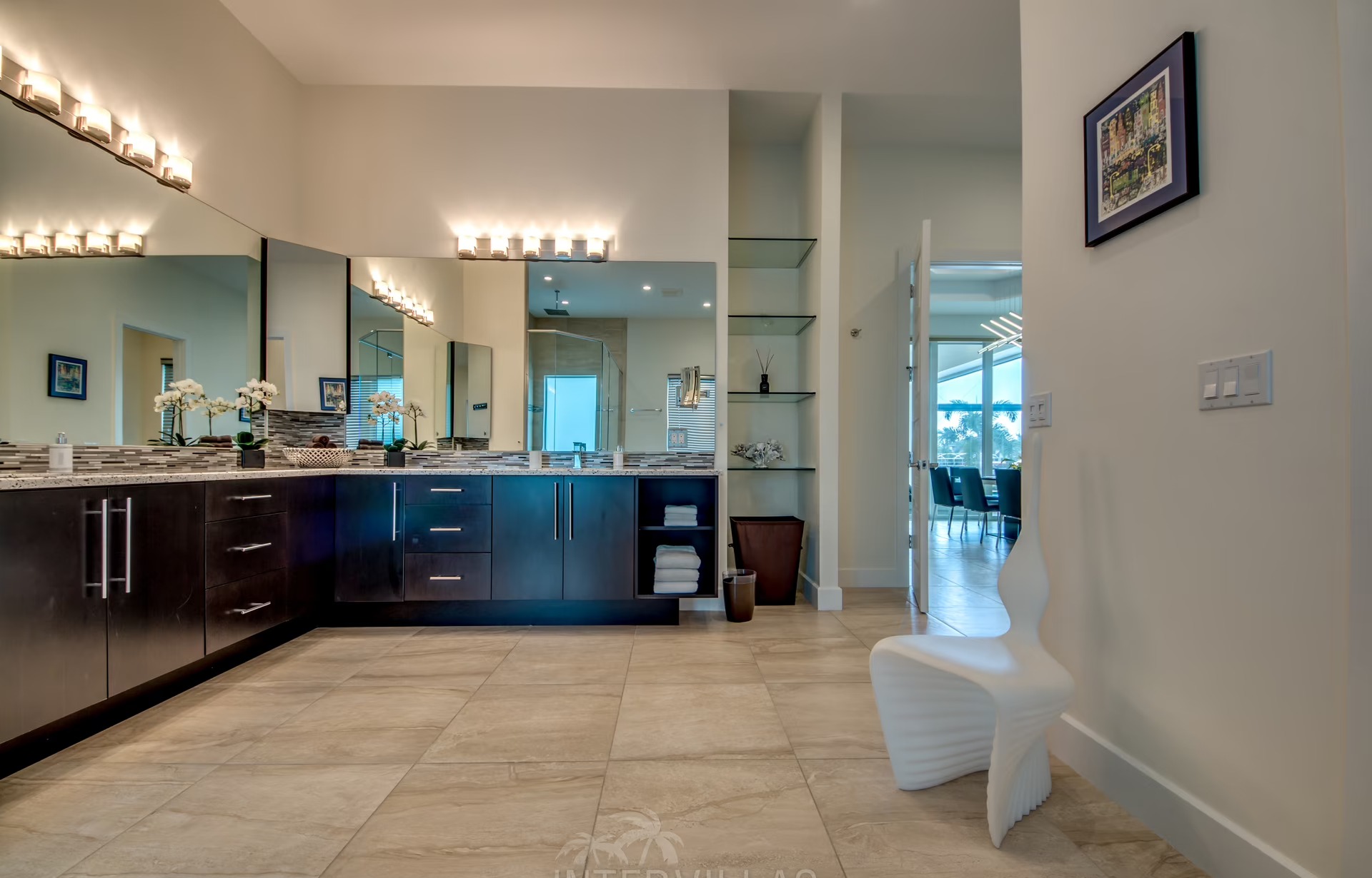 Waterfront-Außenbereich mit Bootsdock und Tiki-Hut am Kanal.