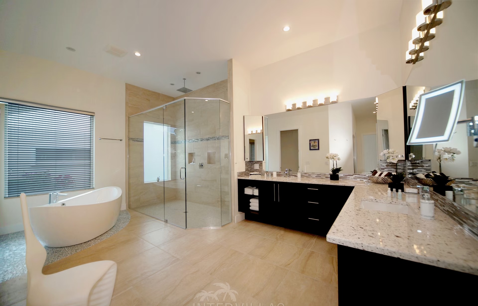 Waterfront-Dock mit Tiki-Hut am Kanal.