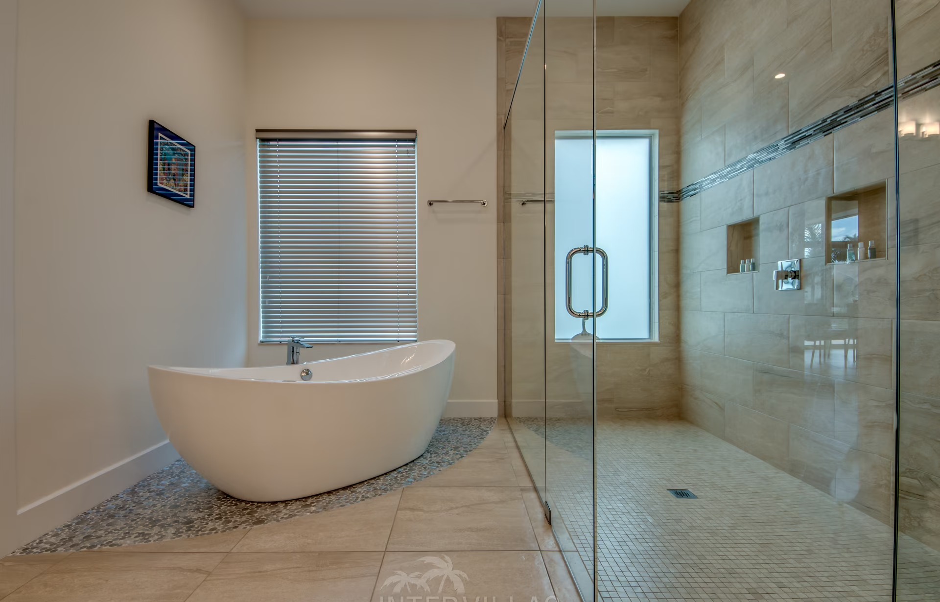 Bootsdock mit Tiki-Hut am Wasser.