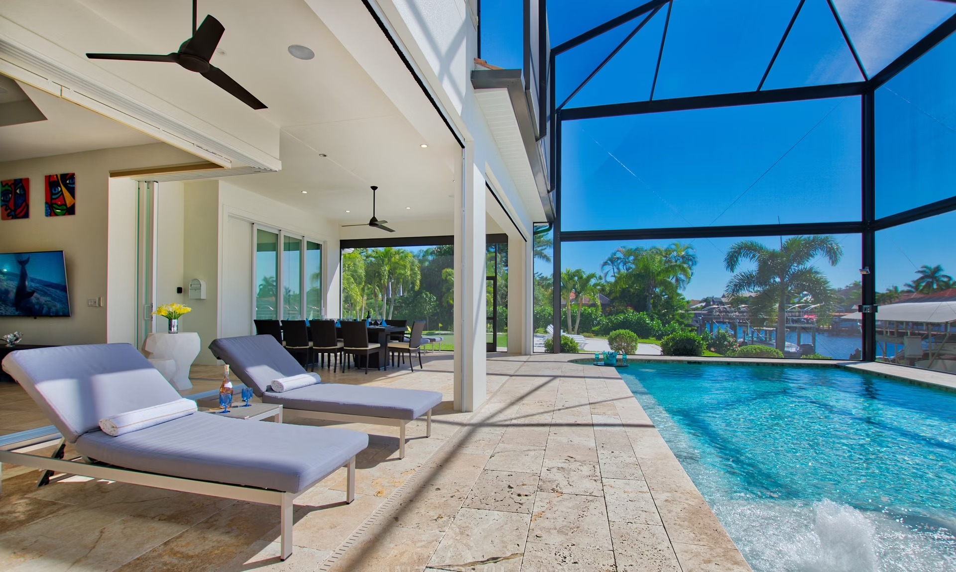 Außenbereich mit Salzwasser-Pool, Whirlpool und Blick auf den Kanal.
