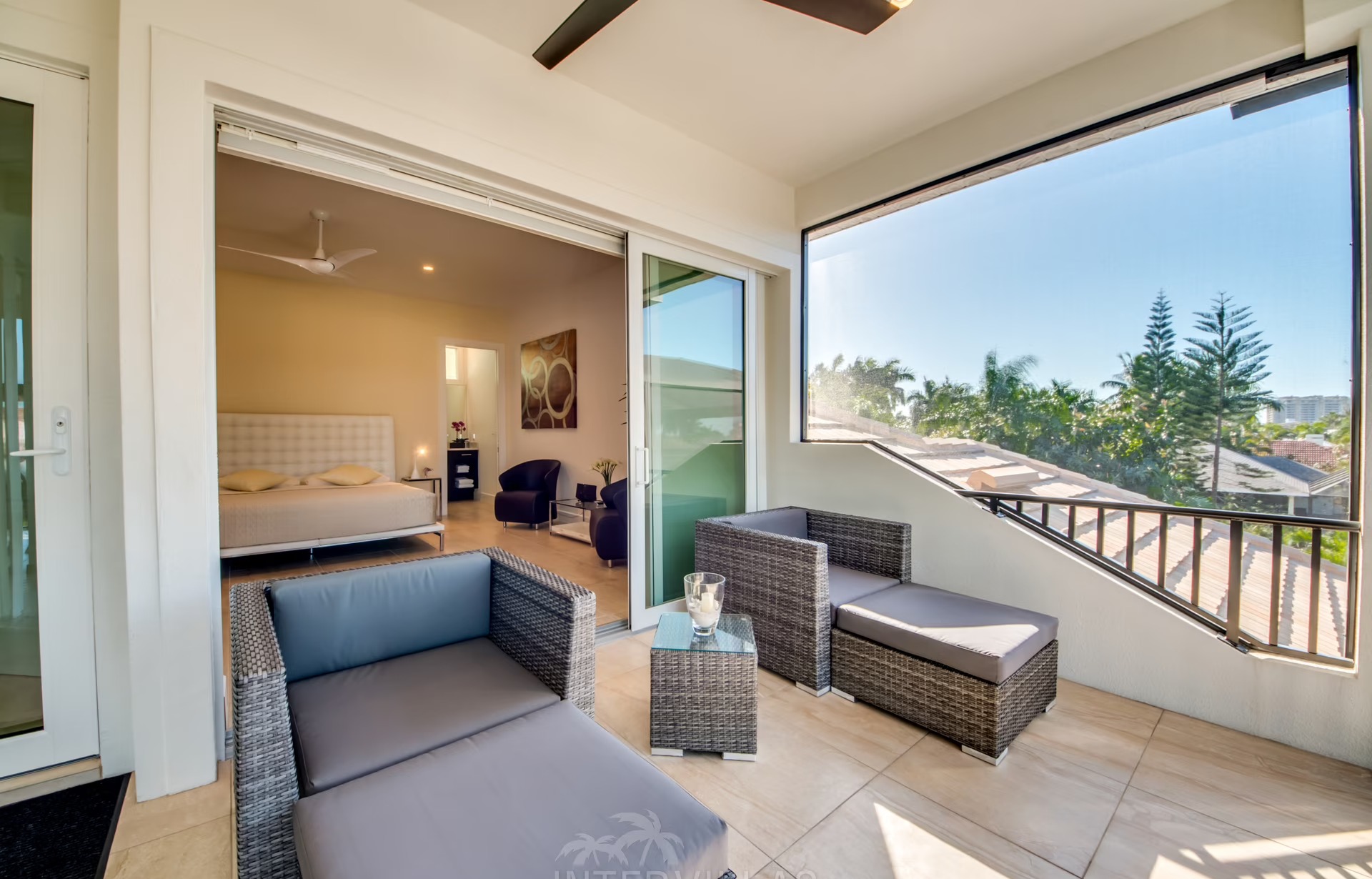 Bootsdock mit Tiki-Hut am Wasserzugang.