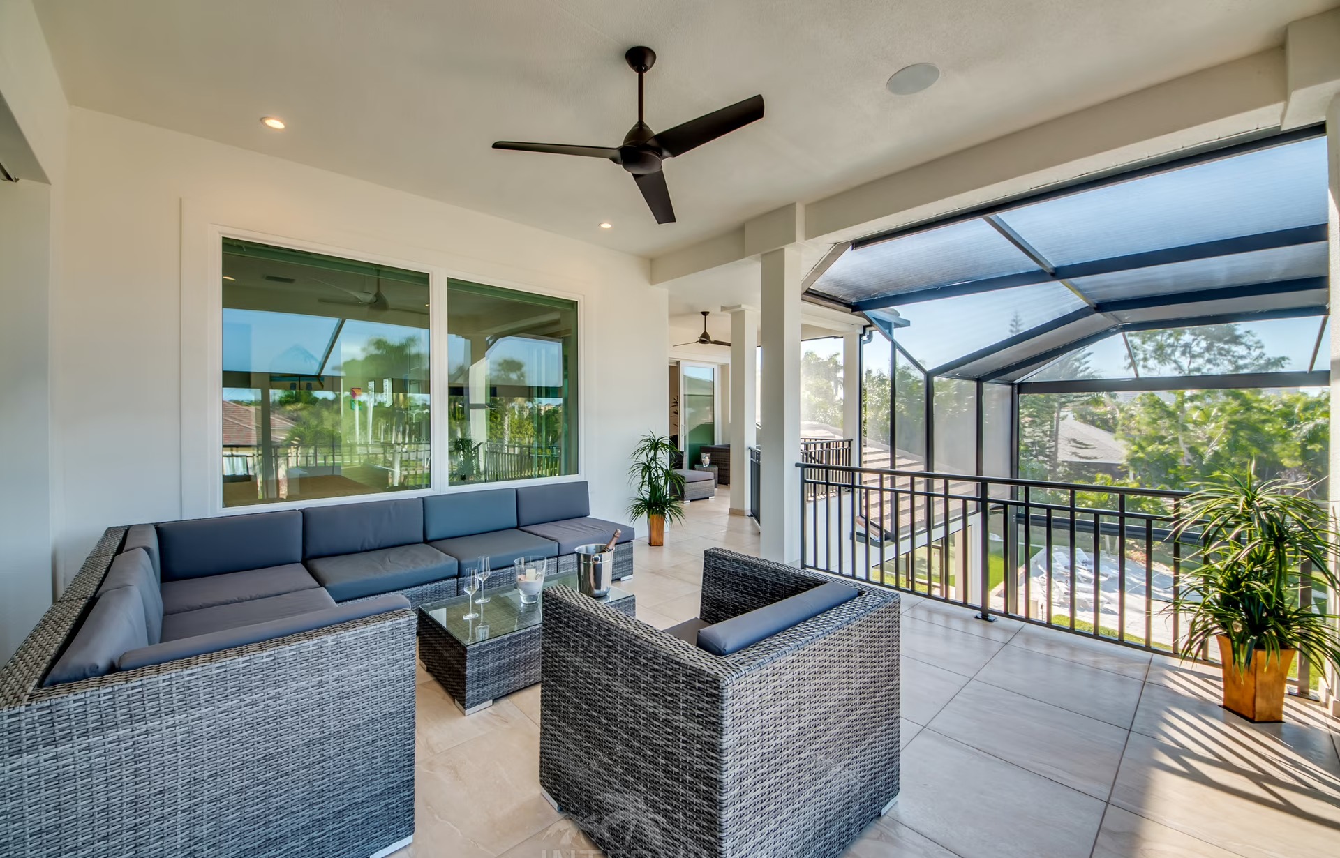 Waterfront-Dock mit Tiki-Hut am Kanalzugang.