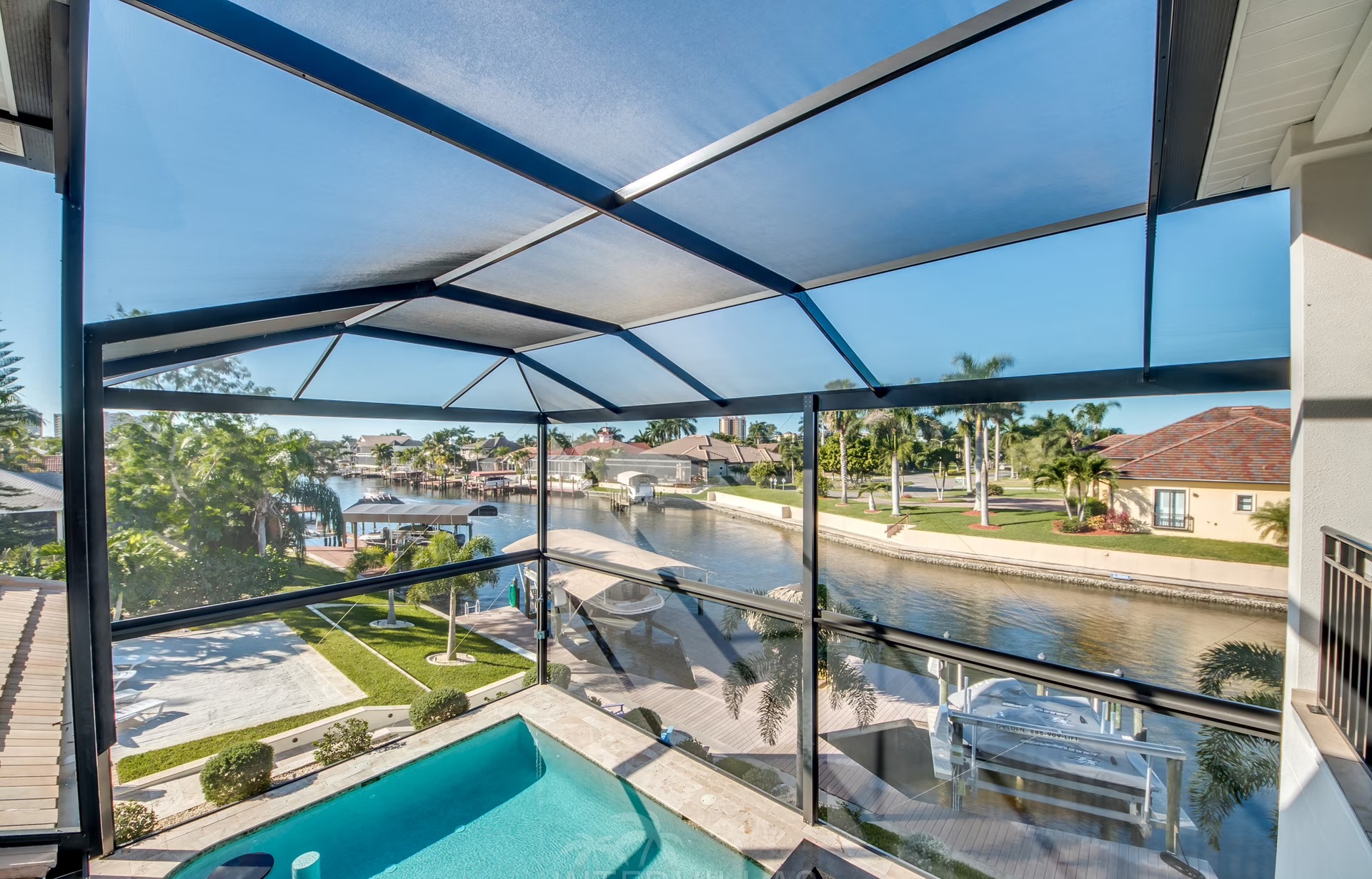 Bootsdock am Kanal mit Tiki-Hut und Sitzbereich.