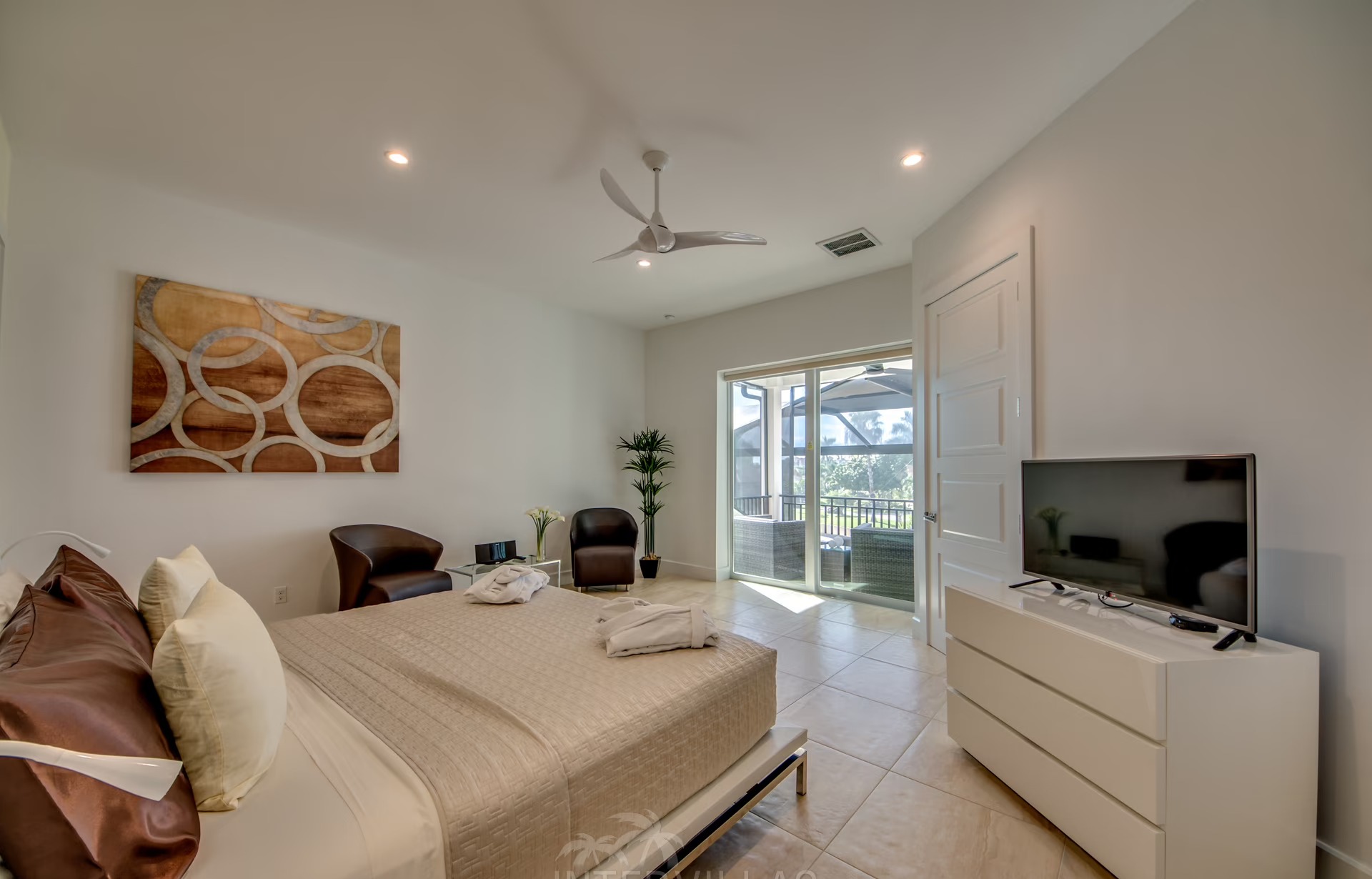 Tiki-Hut am Bootsdock mit Blick auf den Kanal.