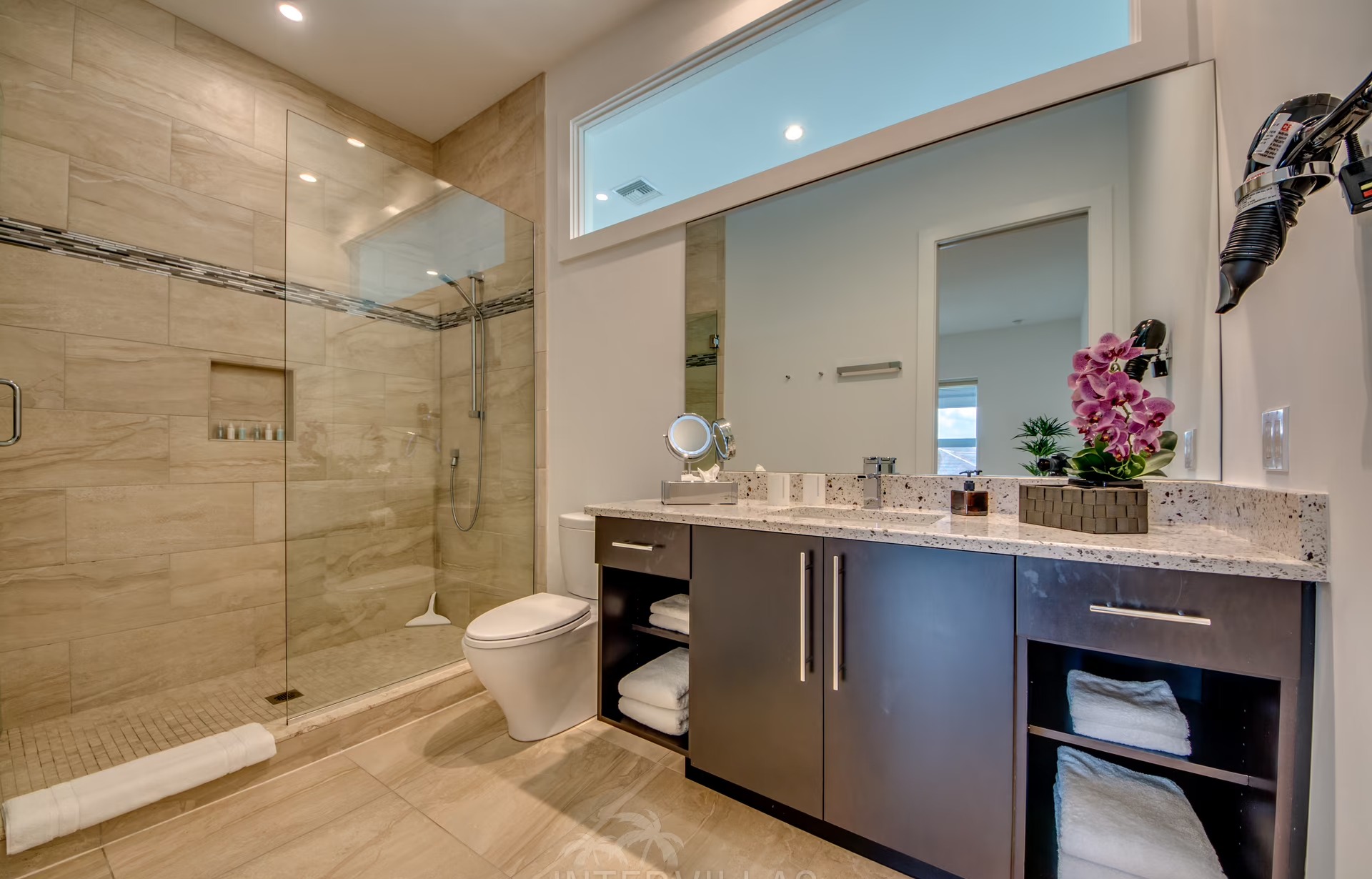 Bootsdock am Kanal mit Tiki-Hut und Sitzbereich.