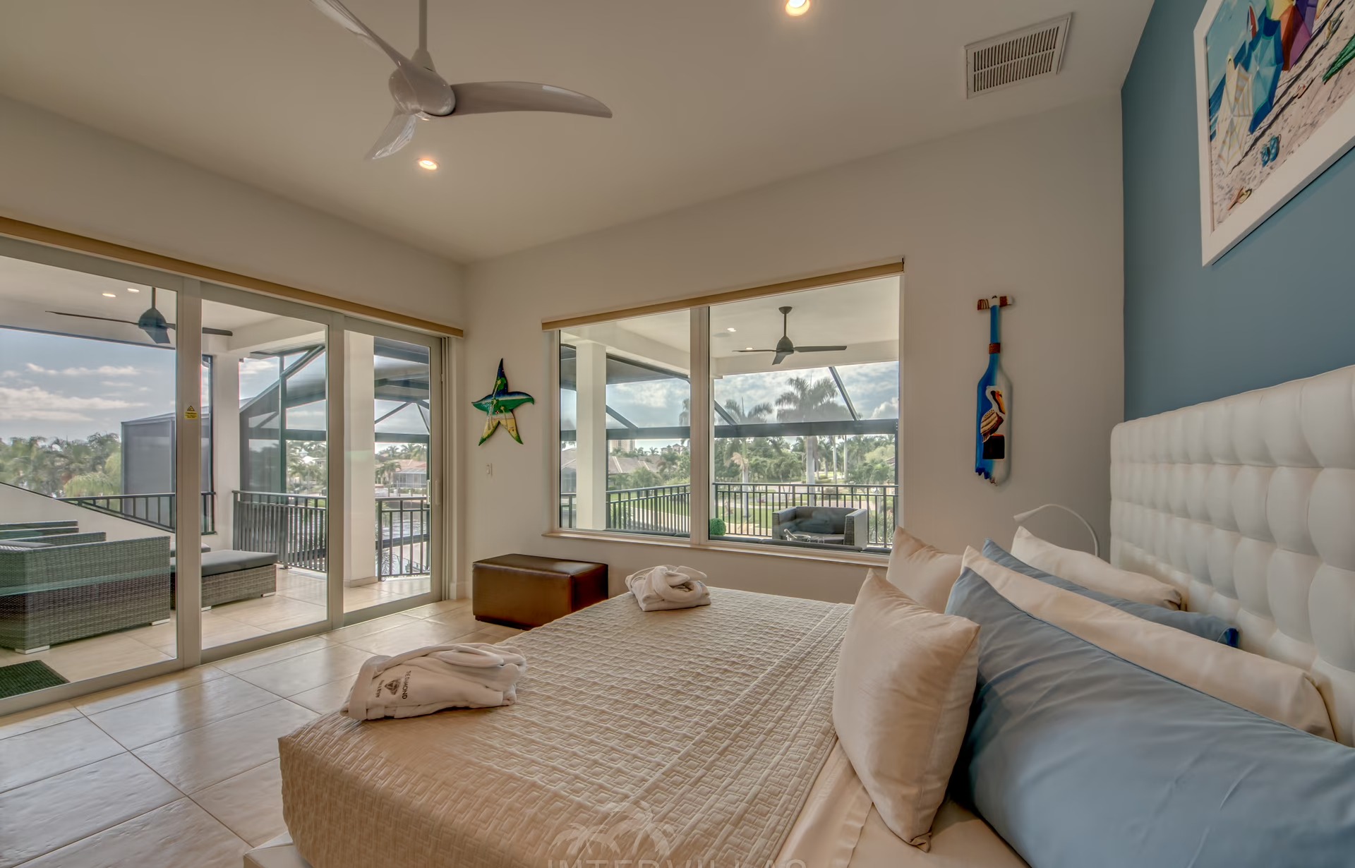 Blick auf das Bootsdock mit Tiki-Hut am Wasser.