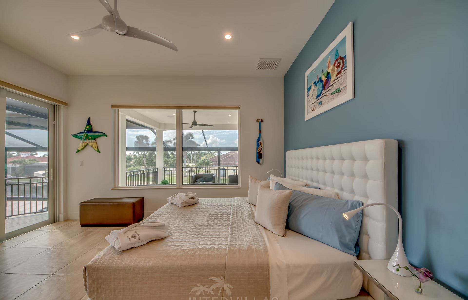 Tiki-Hut am Bootsdock mit Blick auf den Kanal.