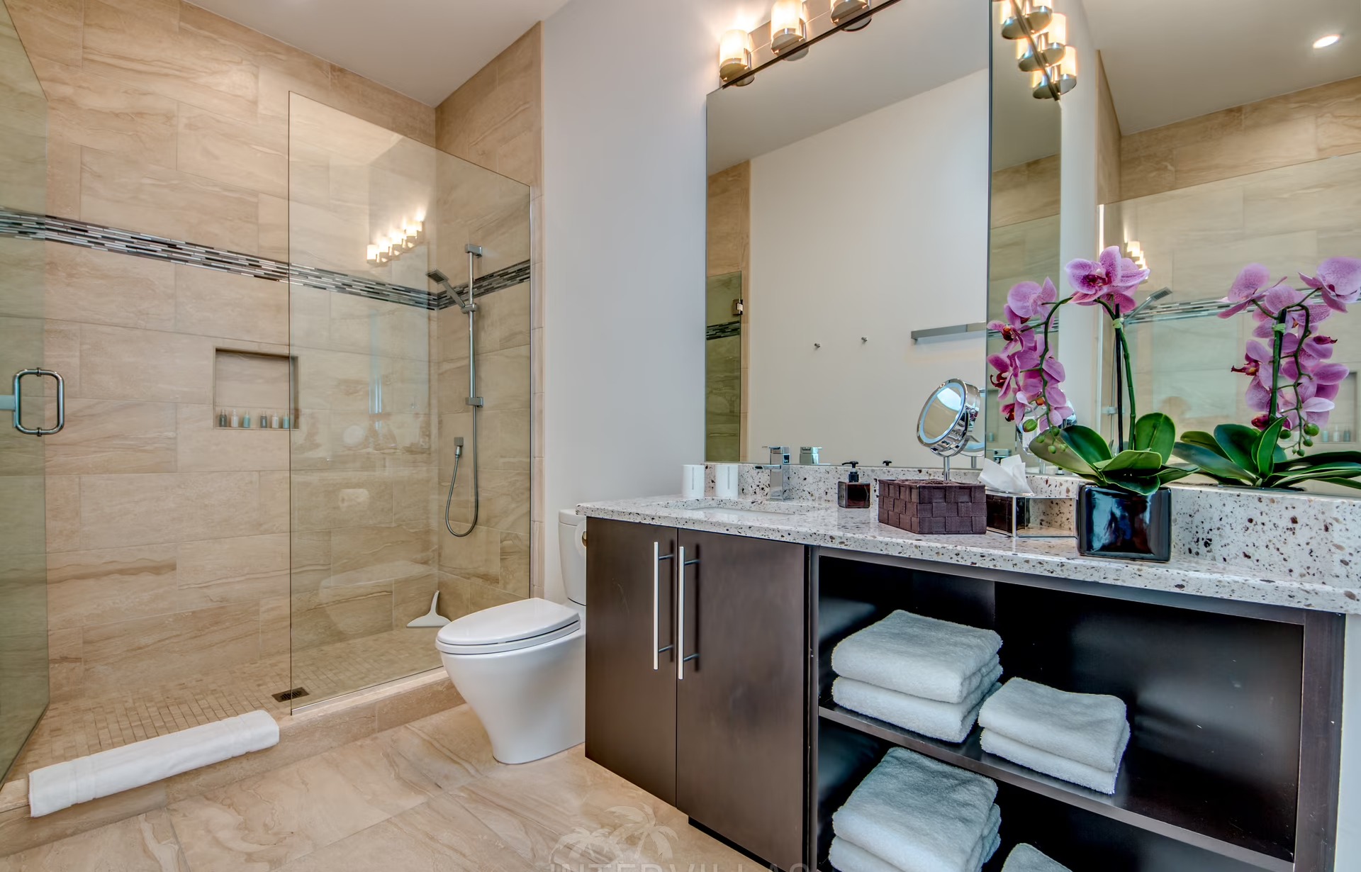 Waterfront-Dock mit Tiki-Hut am Kanal.