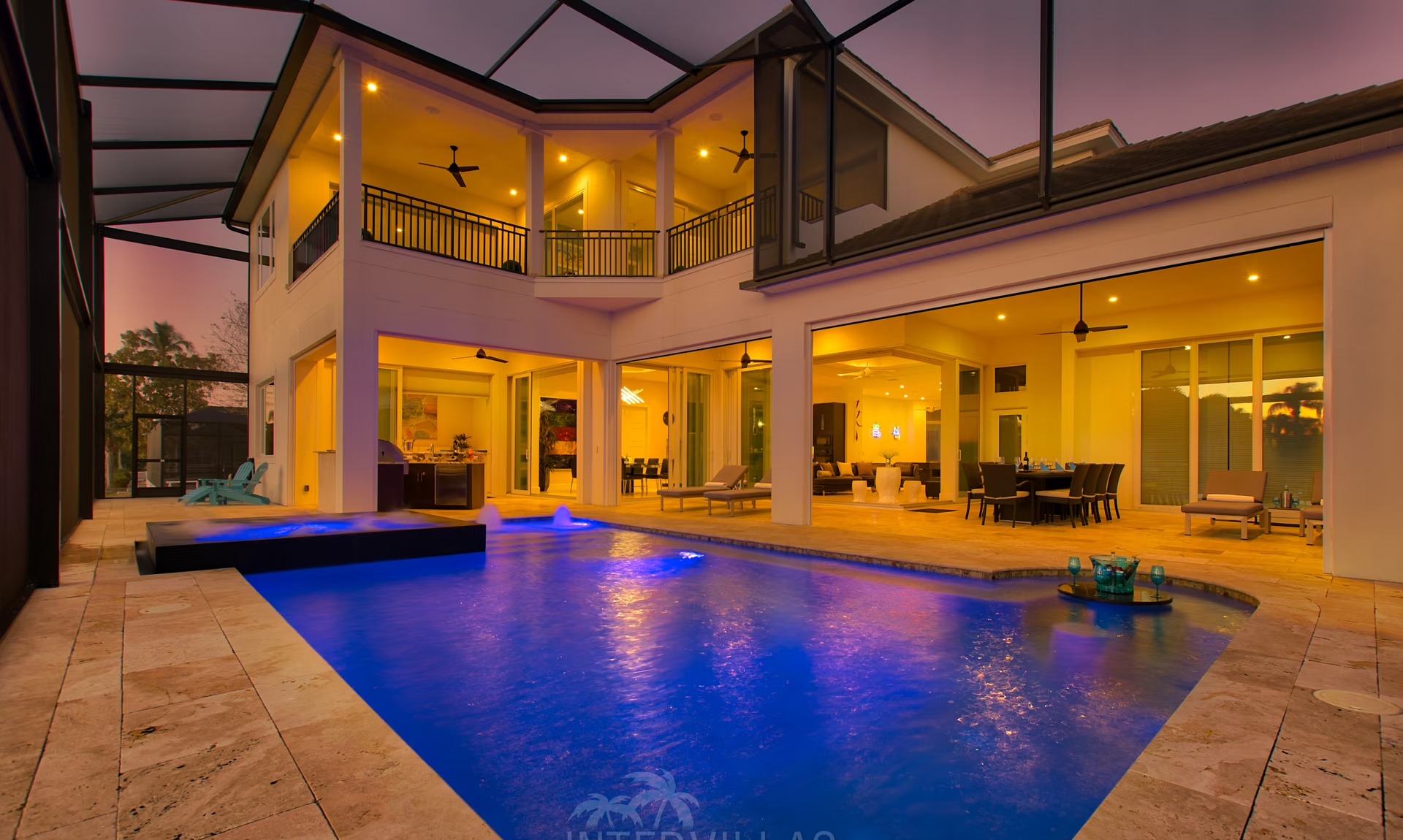 Außenbereich mit Salzwasser-Pool und Whirlpool am Wasserkanal.