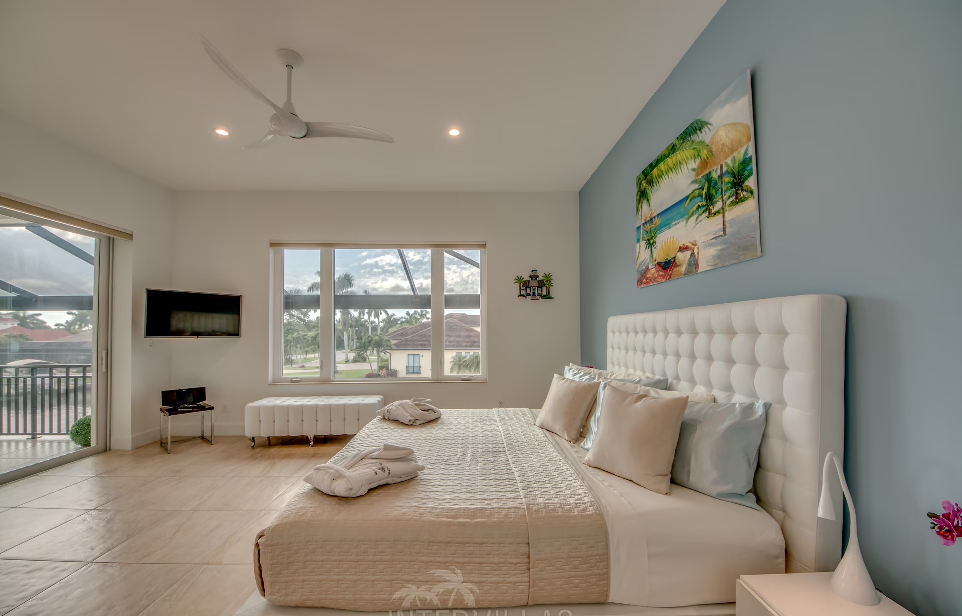 Außenbereich mit Salzwasser-Pool, Whirlpool und Blick auf den Kanal.