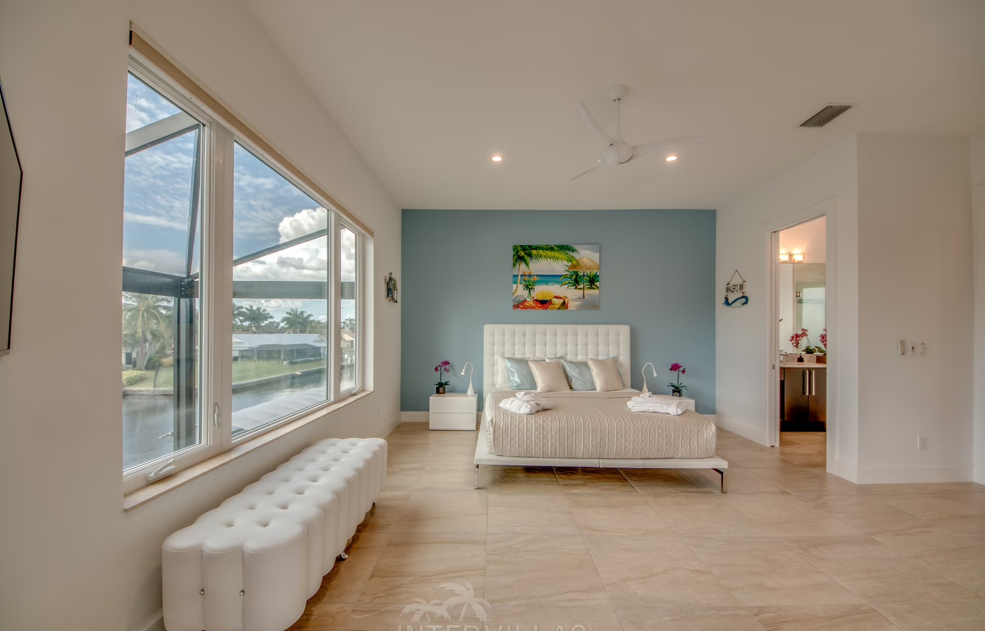 Außenbereich mit Salzwasser-Pool, Whirlpool und Bootsdock am Kanal.