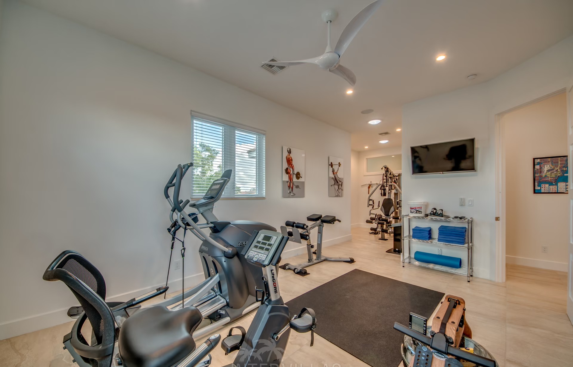 Bootsdock mit Tiki-Hut am Kanal.