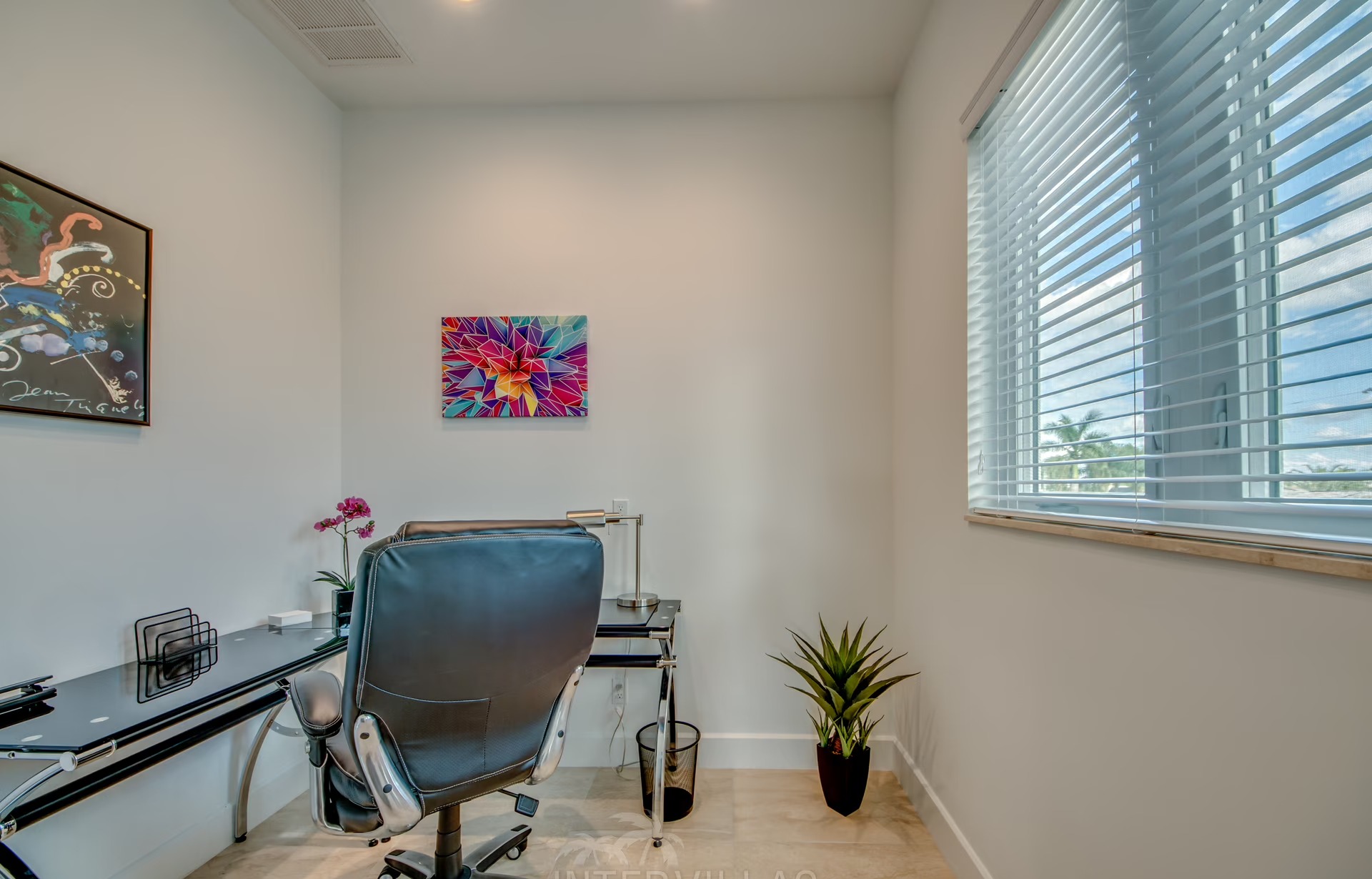 Bootsdock mit Tiki-Hut am Kanal, Blick aufs Wasser.