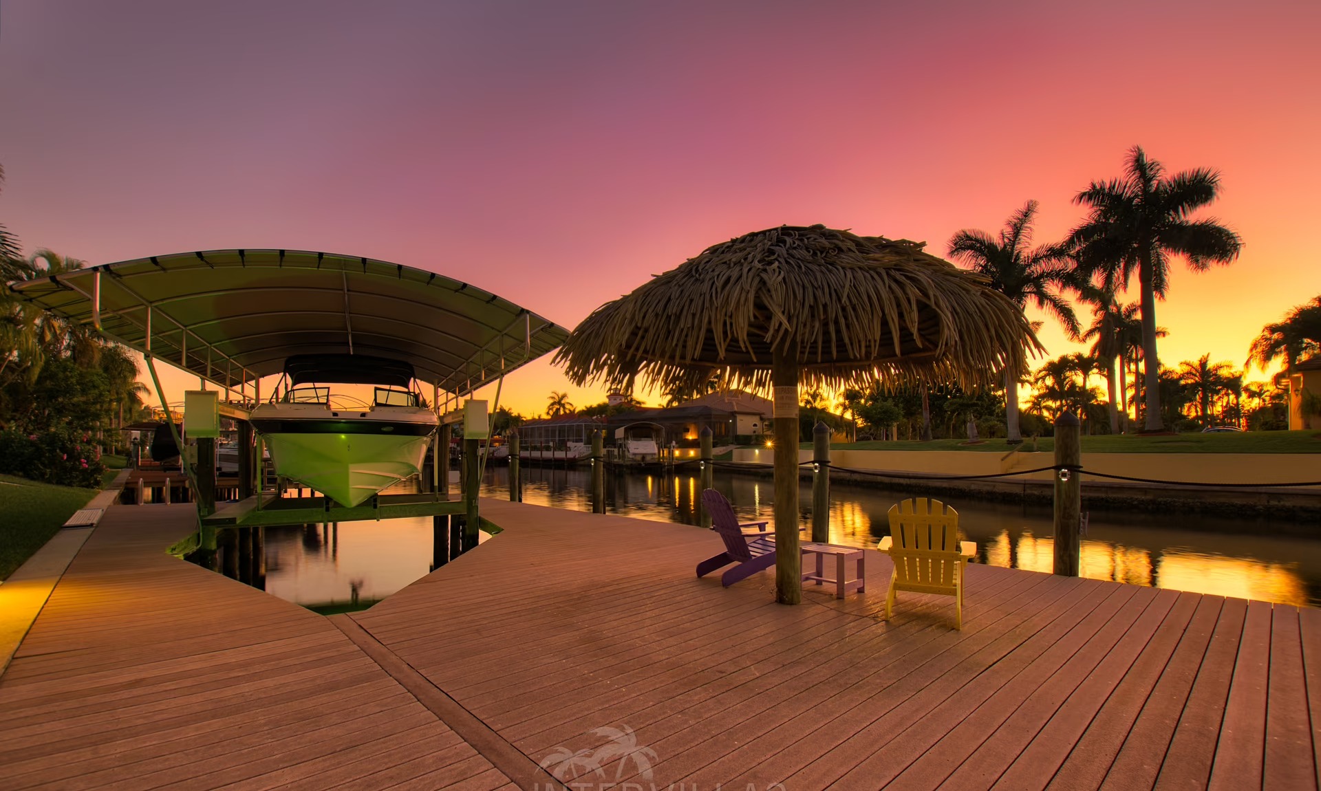 Dock mit Tiki-Hut am Kanal mit Blick aufs Wasser.