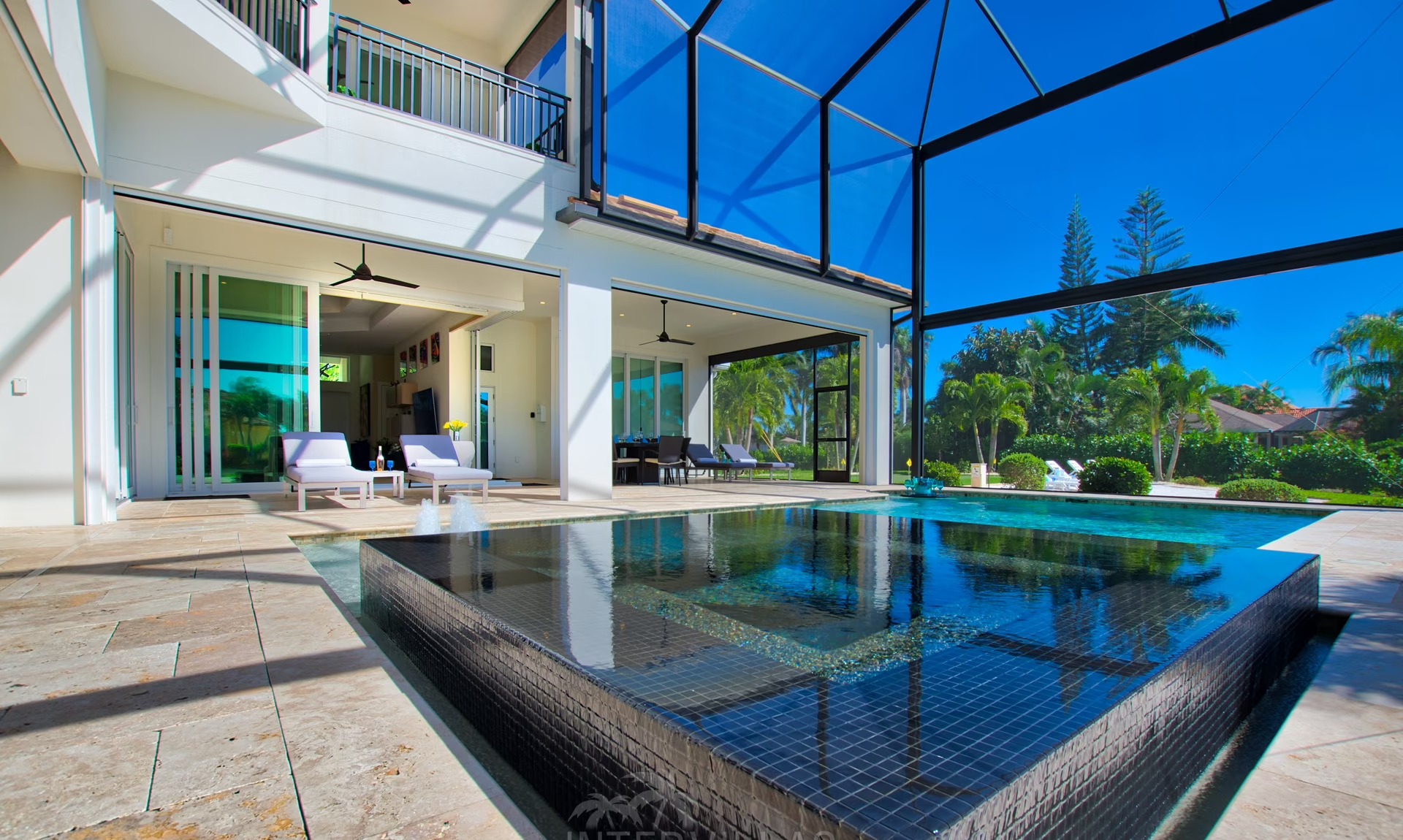 Tiki-Hut am Bootsdock mit Blick auf den Kanal.