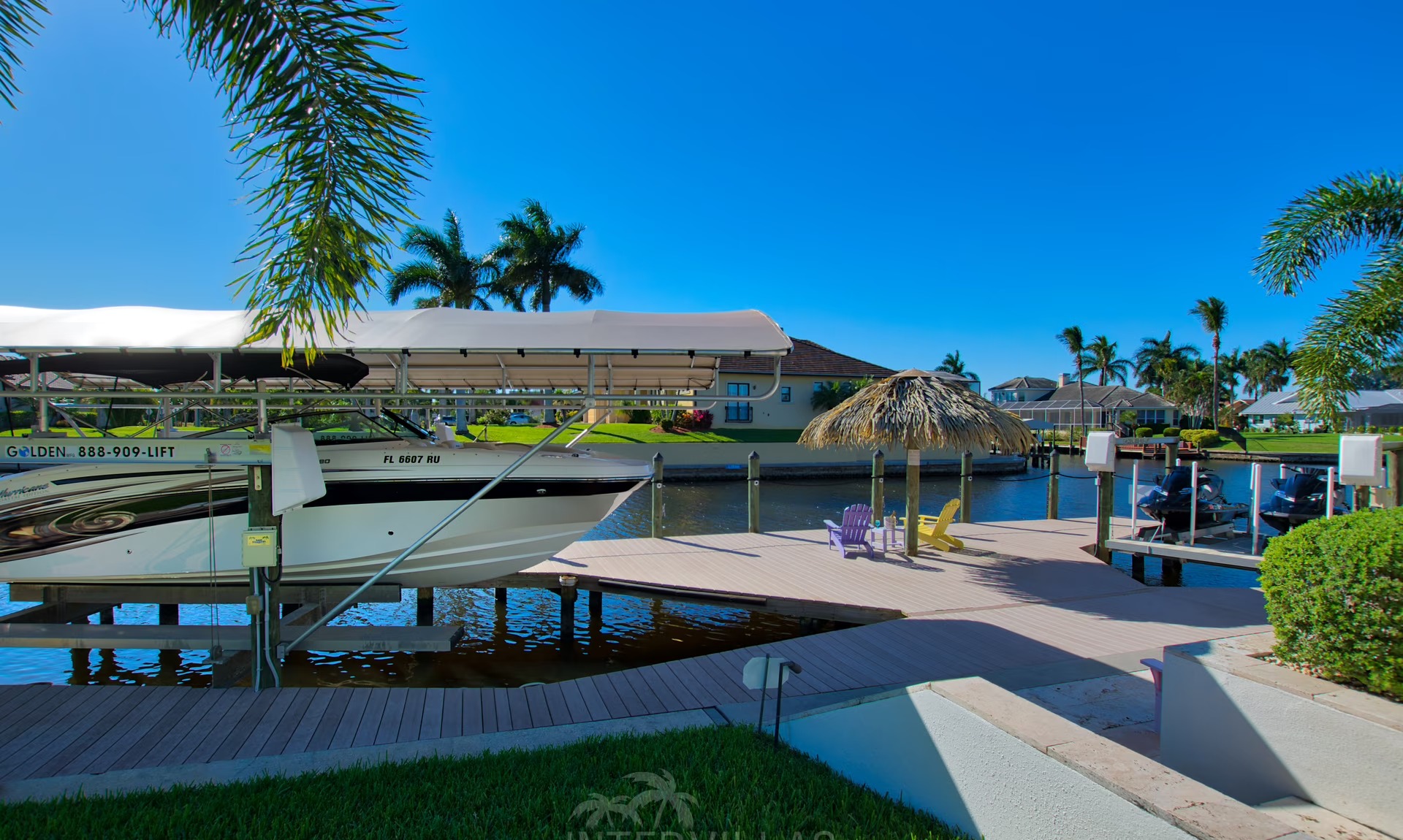 Waterfront-Dock mit Tiki-Hut am Kanal.