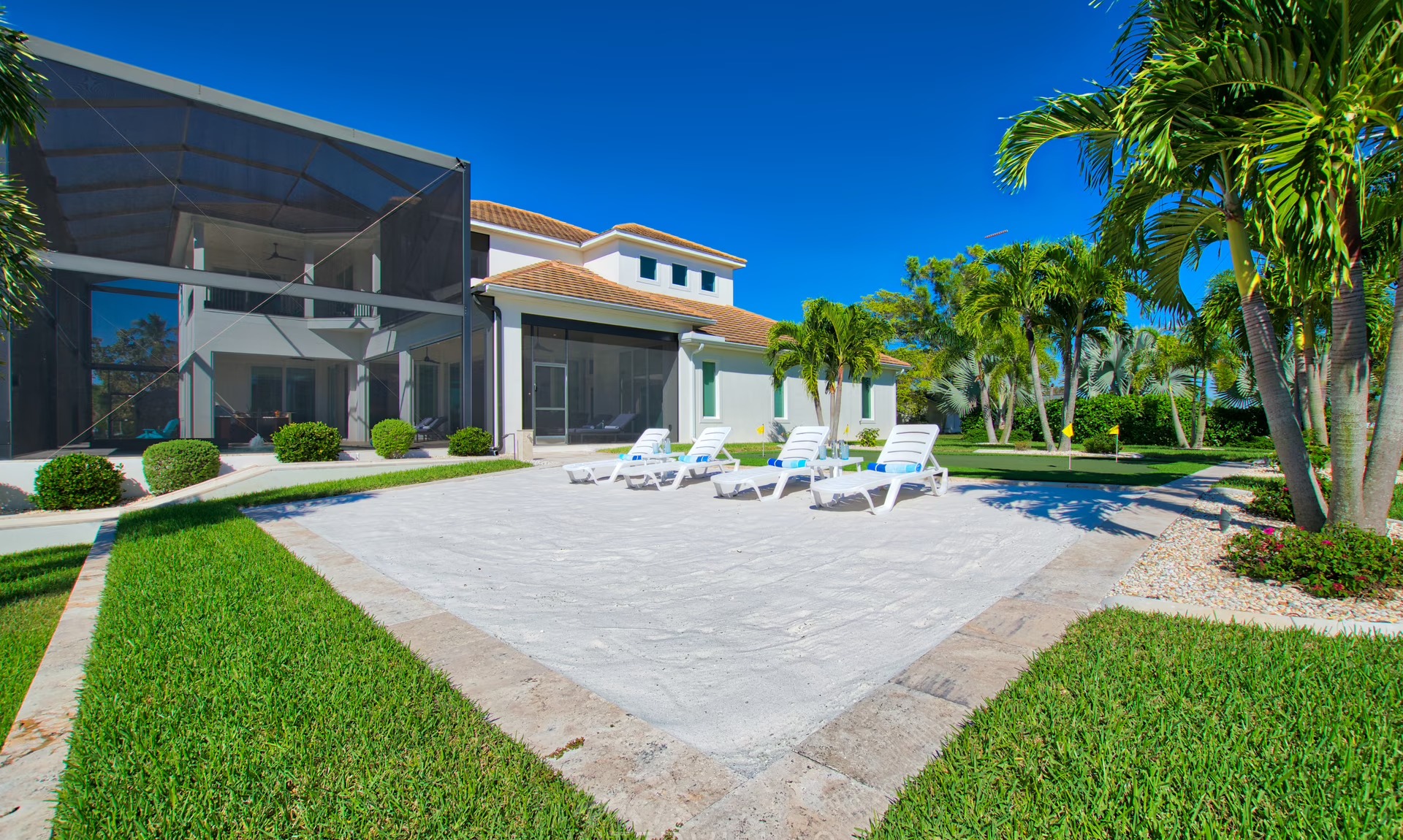 Bootsdock mit Tiki-Hut am Kanalzugang.