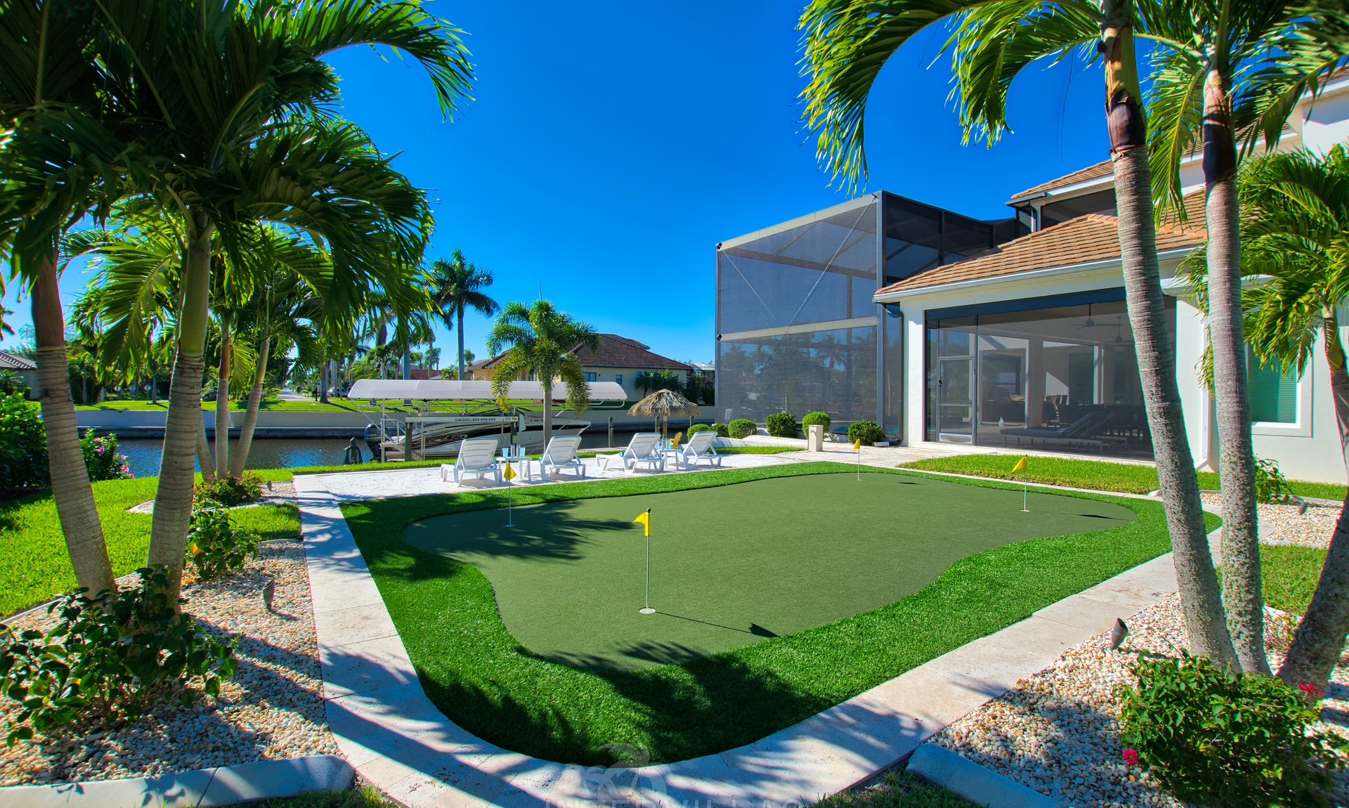 Waterfront-Dock mit Tiki-Hut am Kanal bei Sonnenuntergang.